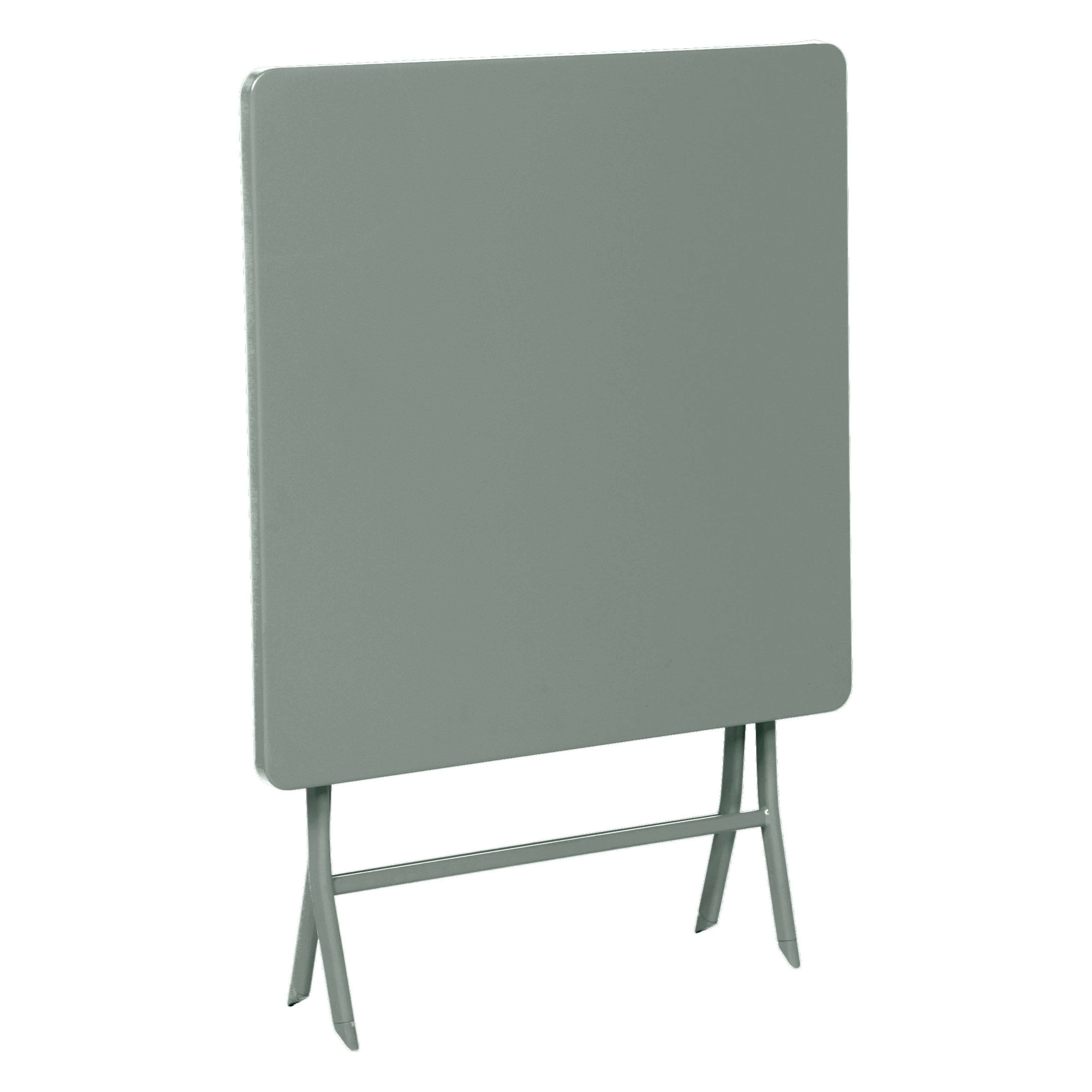 Una mesa plegable gris está sobre un fondo blanco. Sus patas están plegadas hacia abajo.