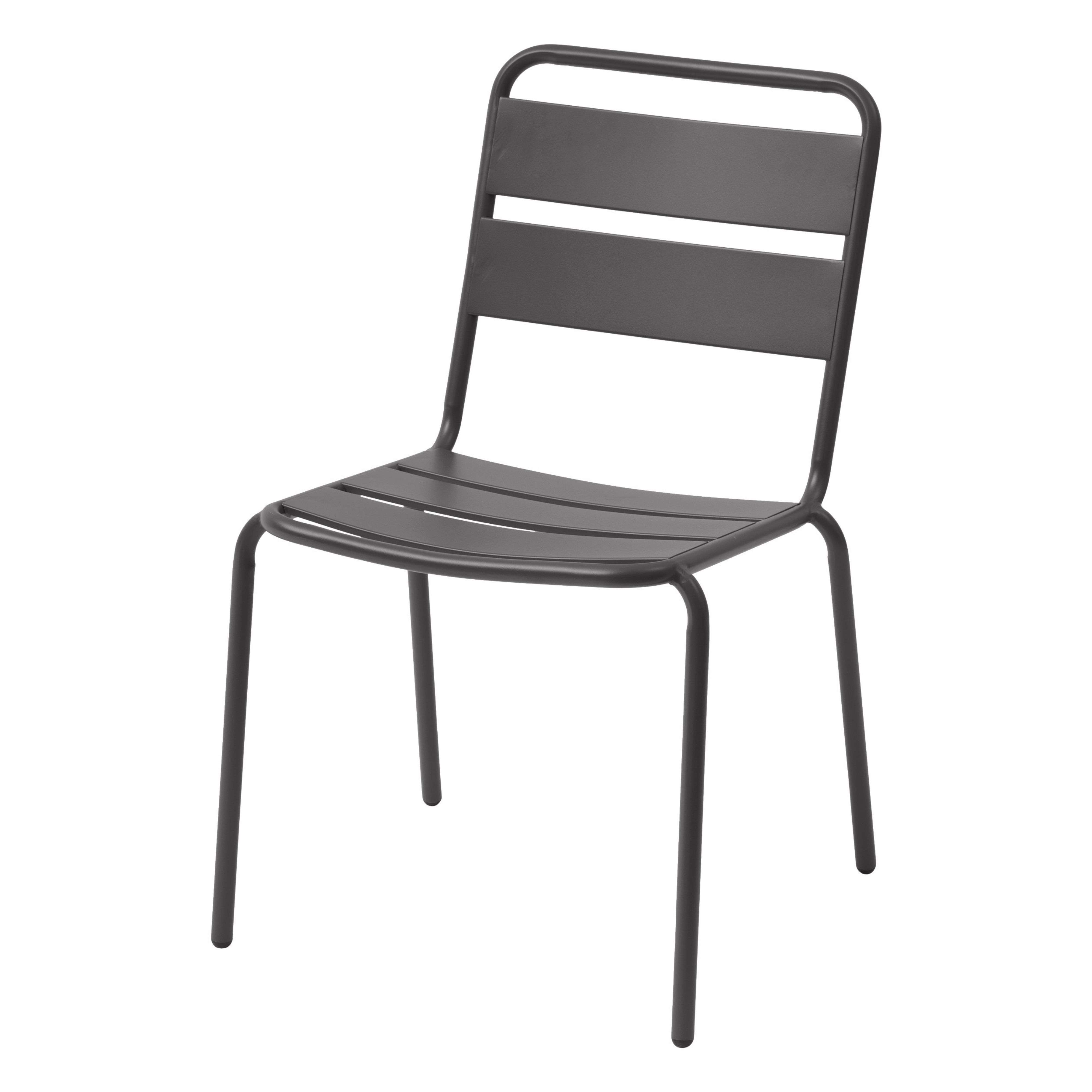 Una silla de metal oscura con listones estrechos en asiento y respaldo.