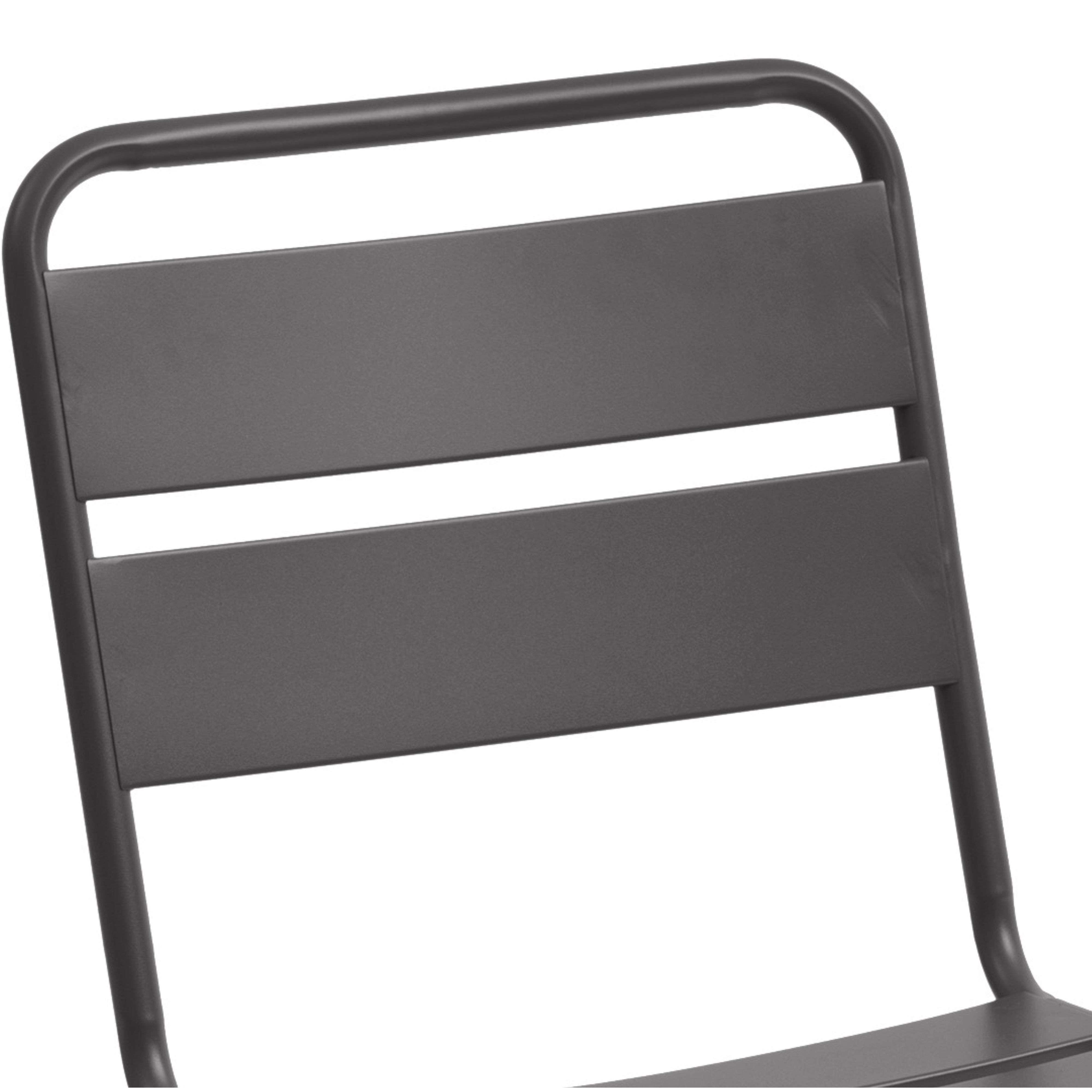 Respaldo de silla de metal gris oscuro con dos listones horizontales.