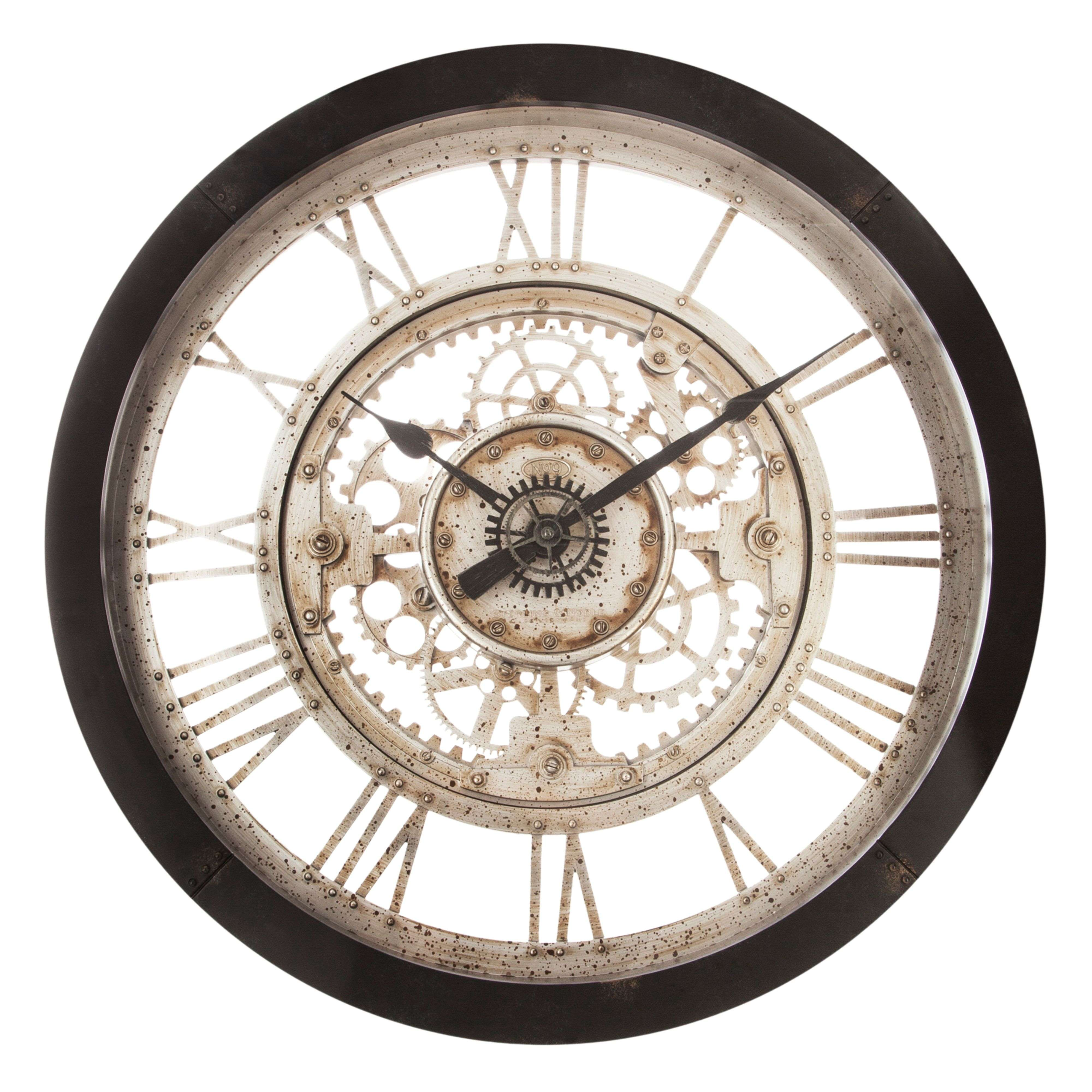 Un reloj de pared redondo con números romanos y engranajes visibles.