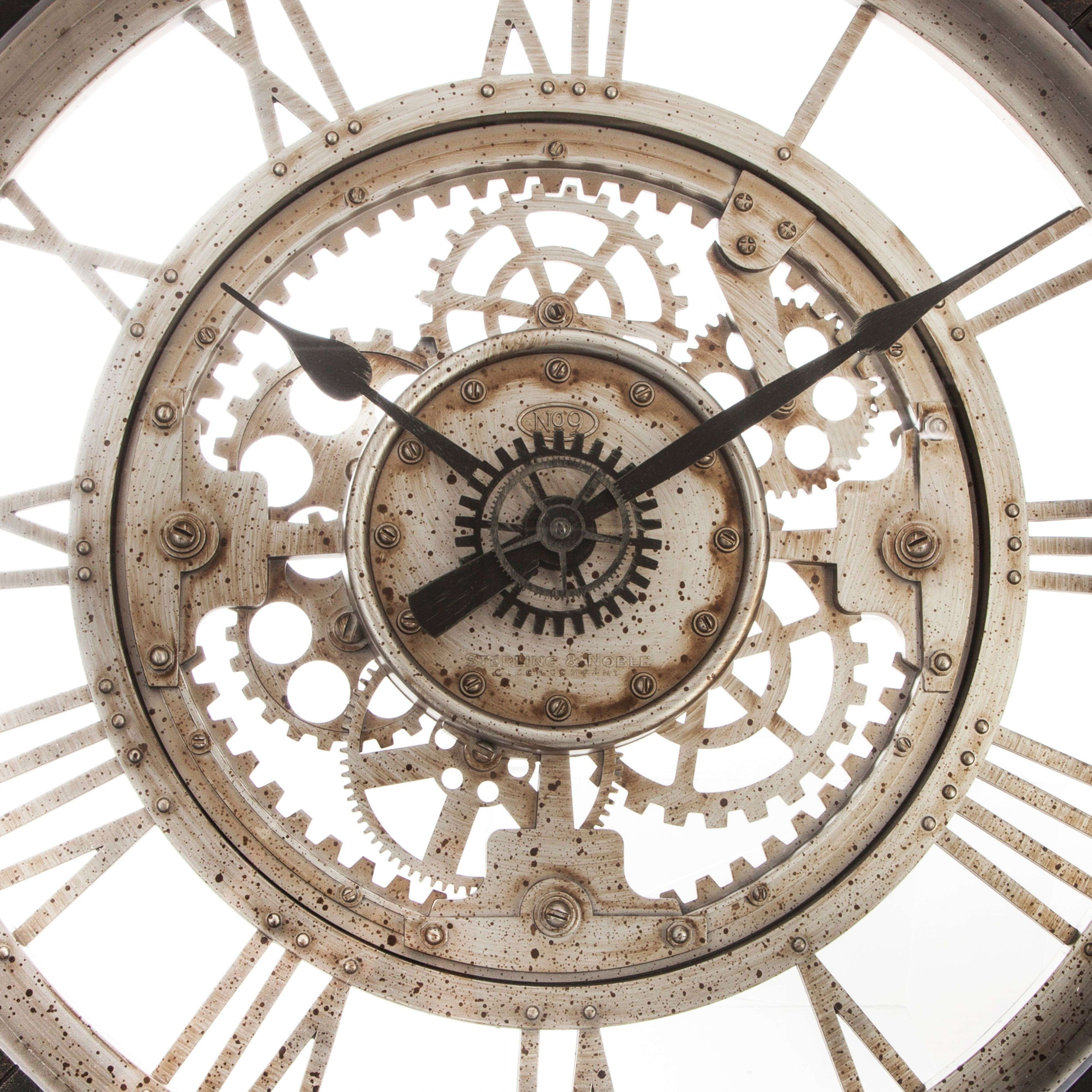 Primer plano de una esfera de reloj antigua con números romanos y engranajes visibles.