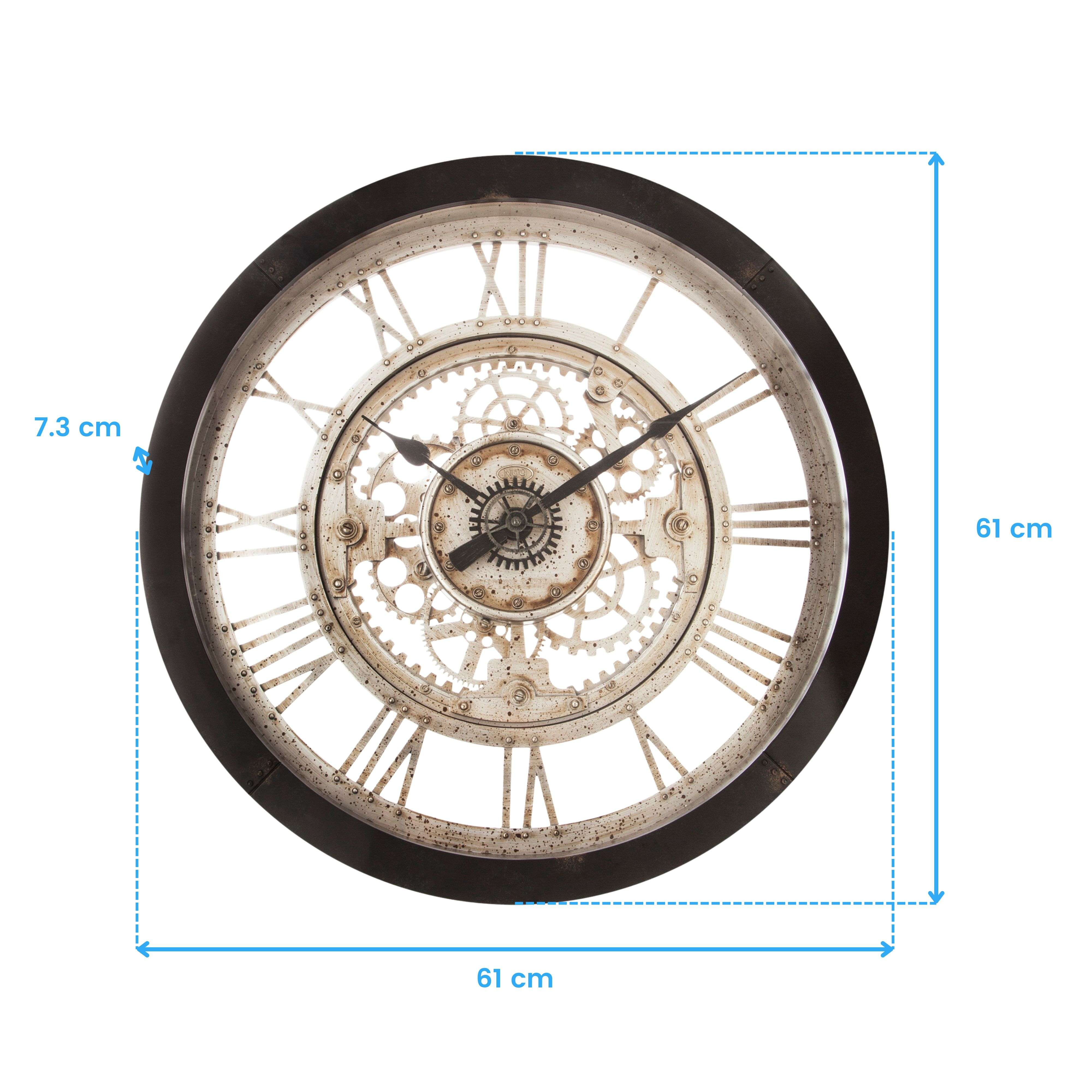 Un reloj de pared redondo con números romanos y engranajes visibles.