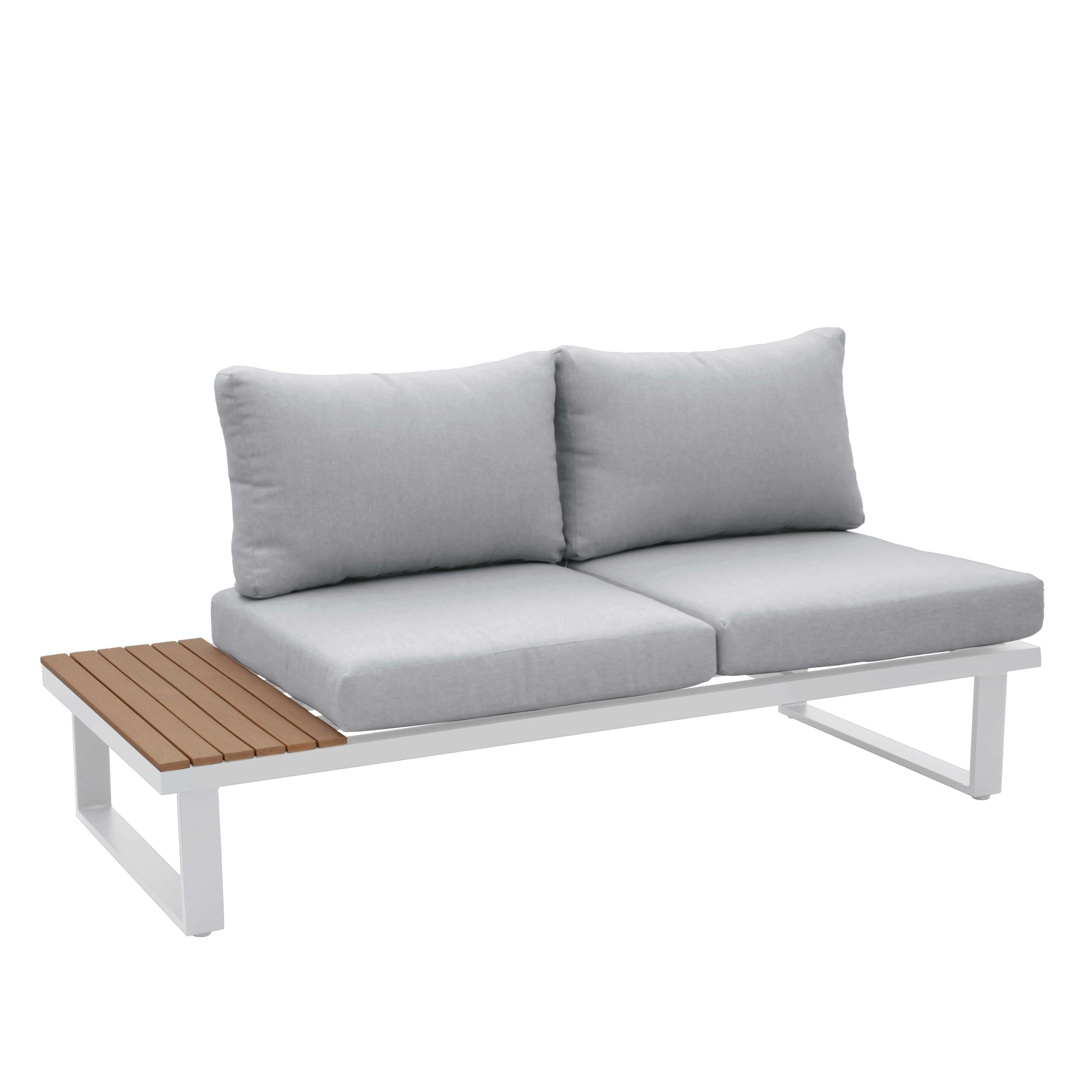 Sofá de exterior blanco con dos cojines grises, con mesa lateral de madera marrón.