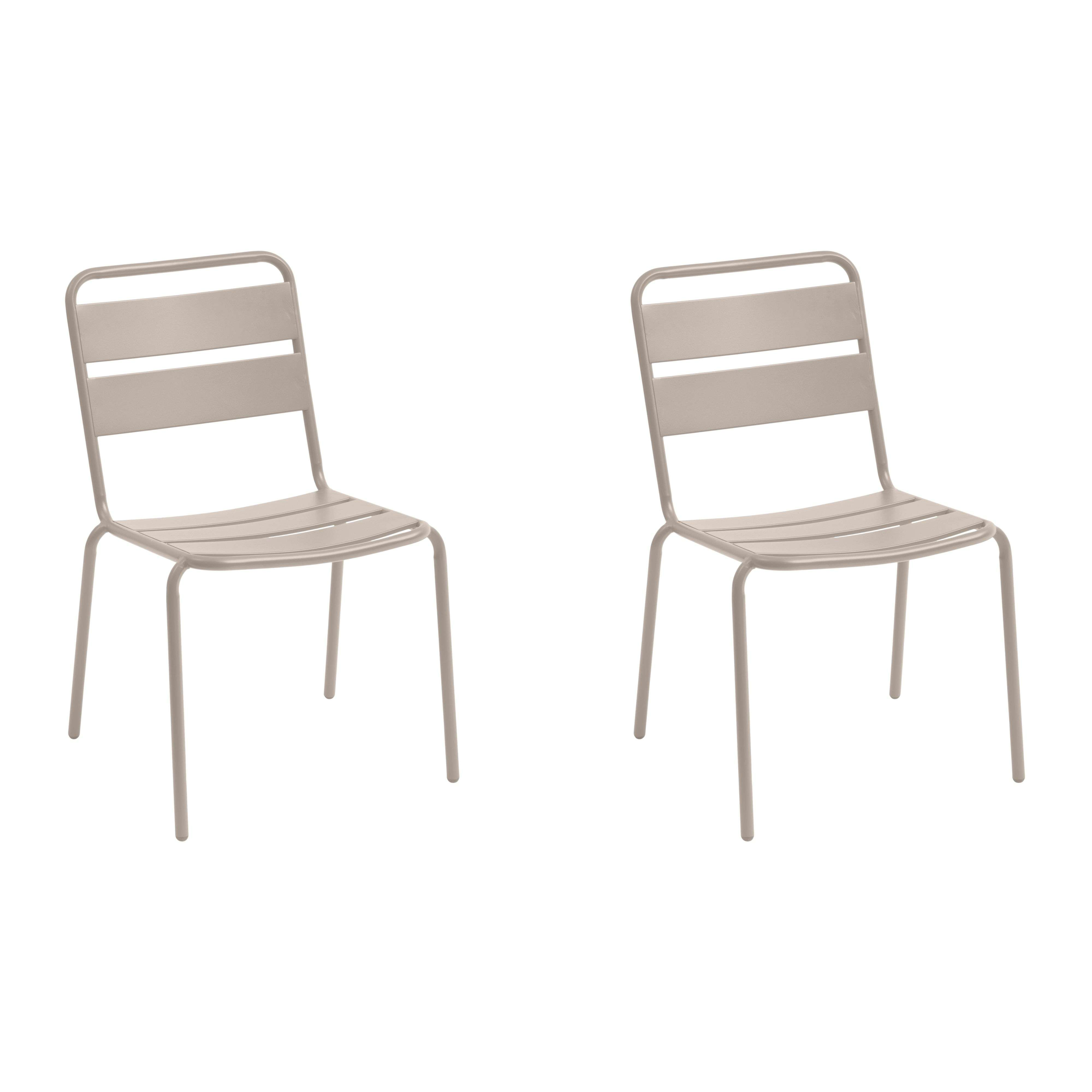 Dos sillas metálicas color topo con respaldo y asiento de lamas, una al lado de la otra.