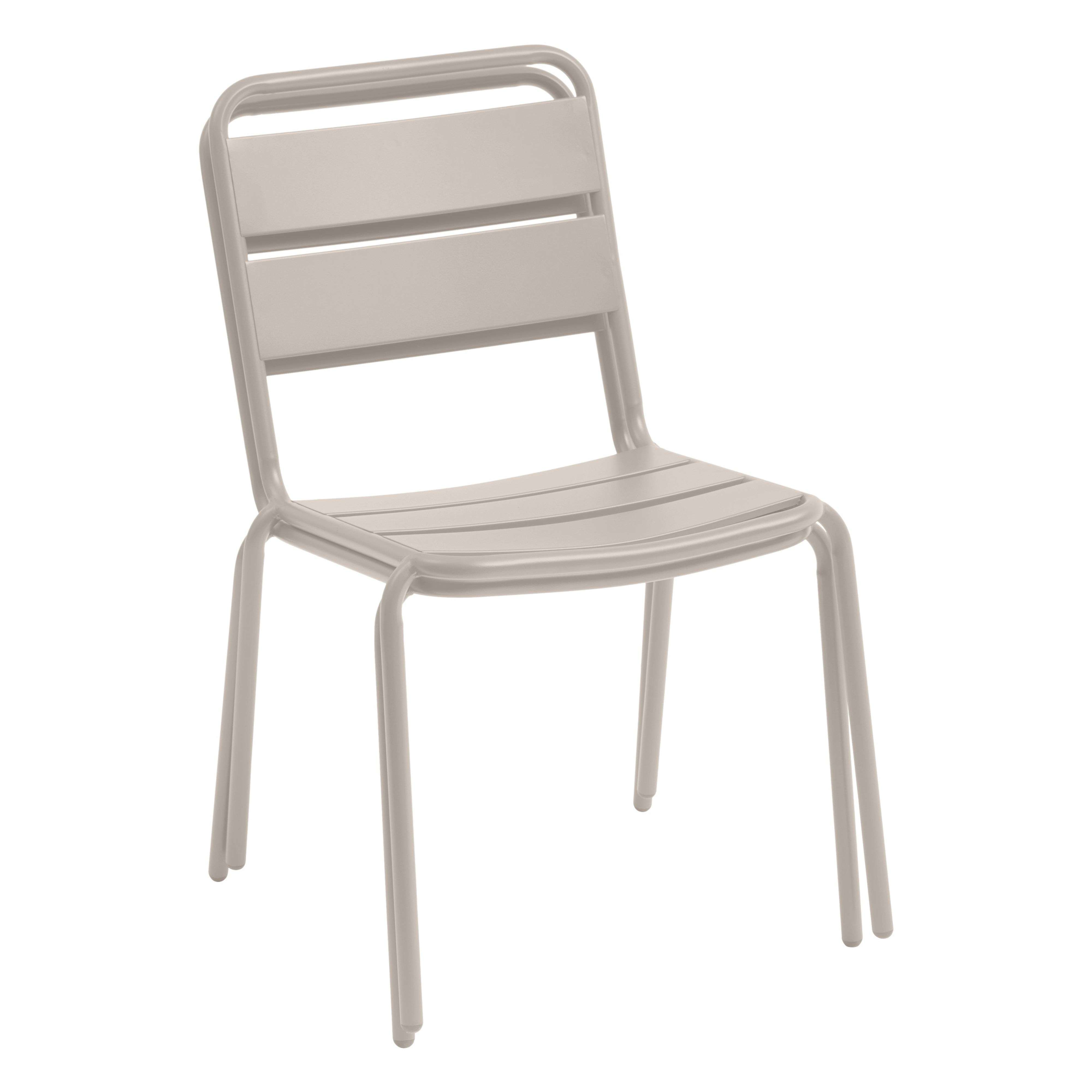 Una silla moderna y clara con marco de metal y asiento y respaldo de listones.