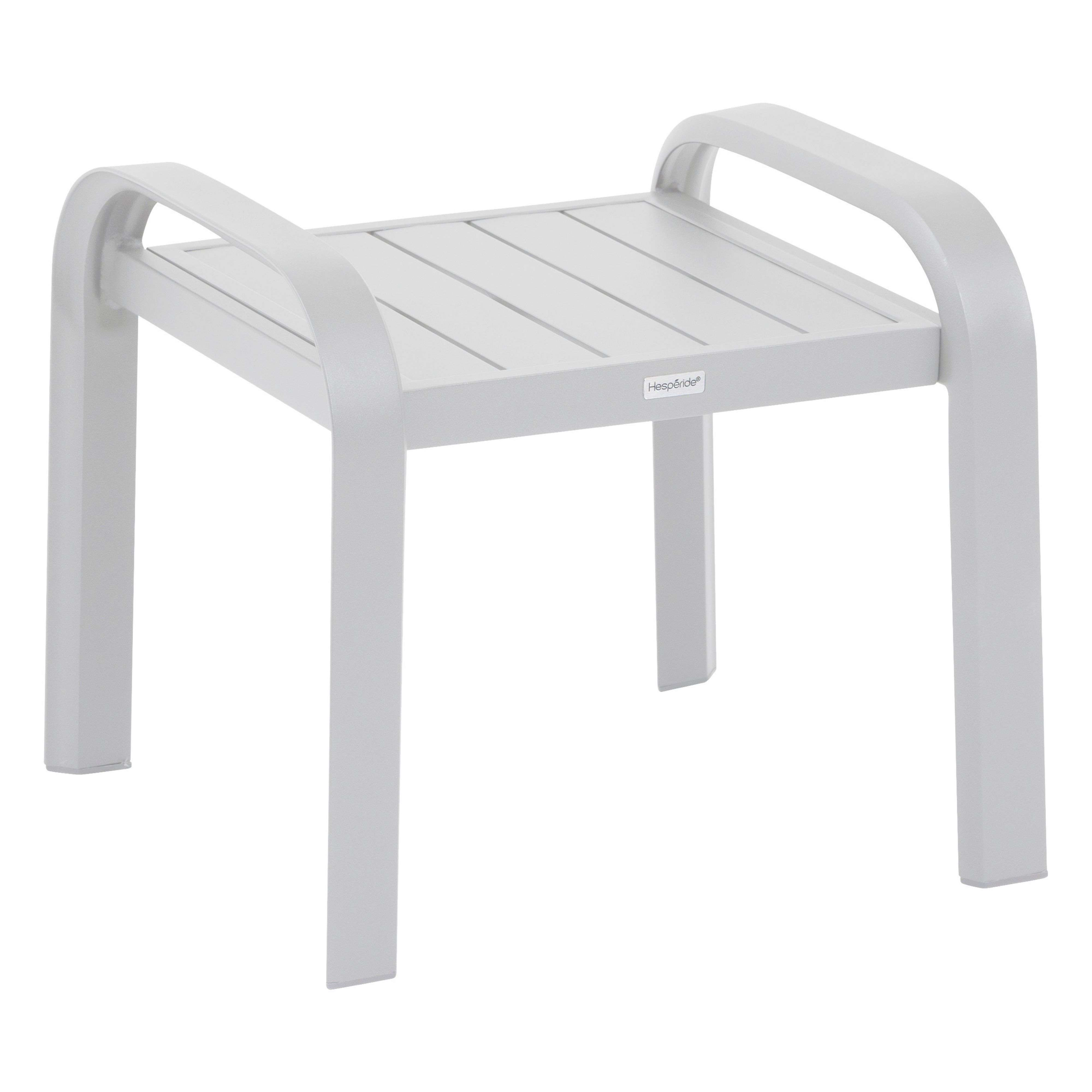 Un taburete blanco con asiento de listones y brazos curvos descansa sobre fondo blanco.