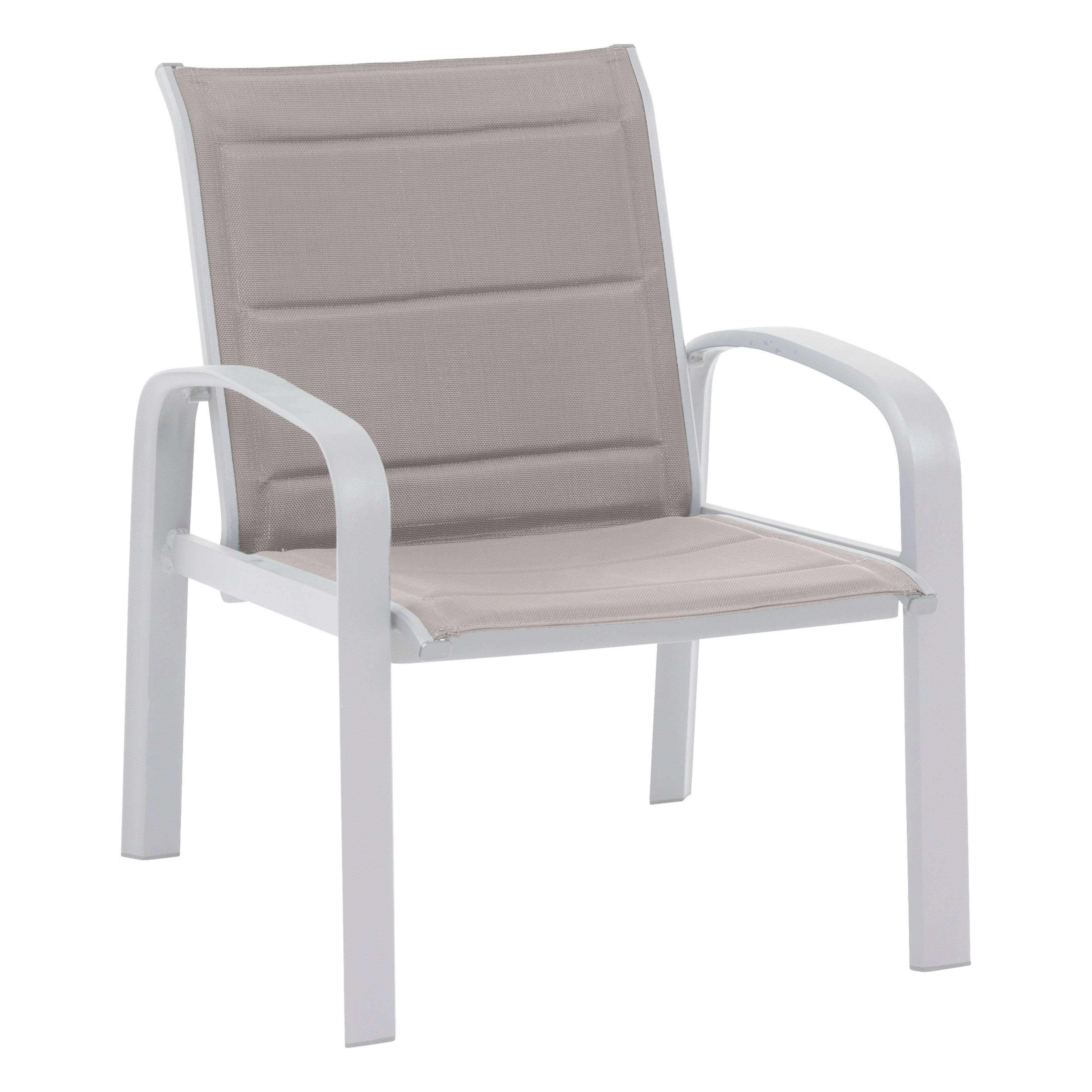 Una silla de exterior de color claro con marco de metal blanco y asiento de tela gris.