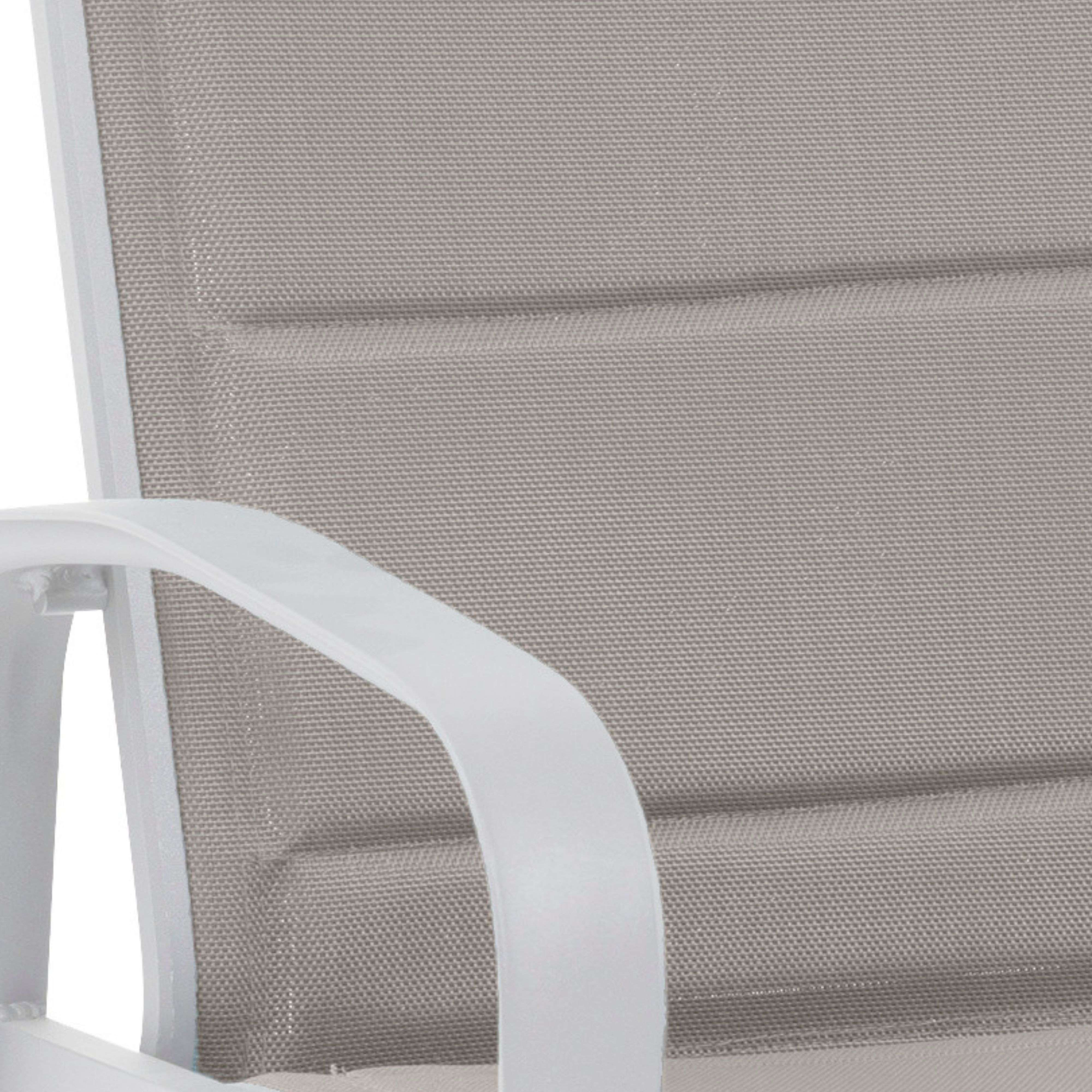Tela gris en una silla con marco y reposabrazos blancos.
