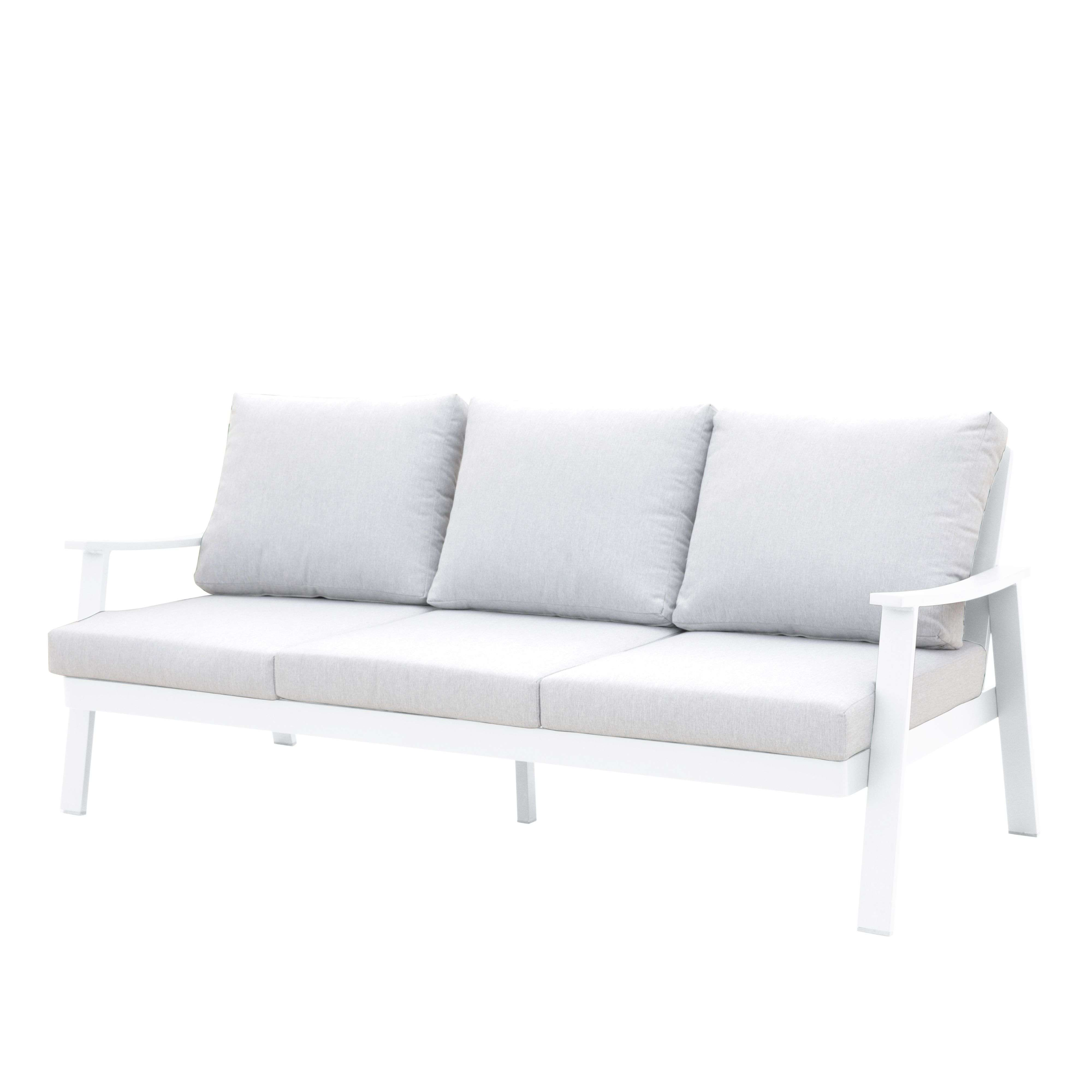 Un sofá blanco con tres cojines gris claro sobre fondo blanco.