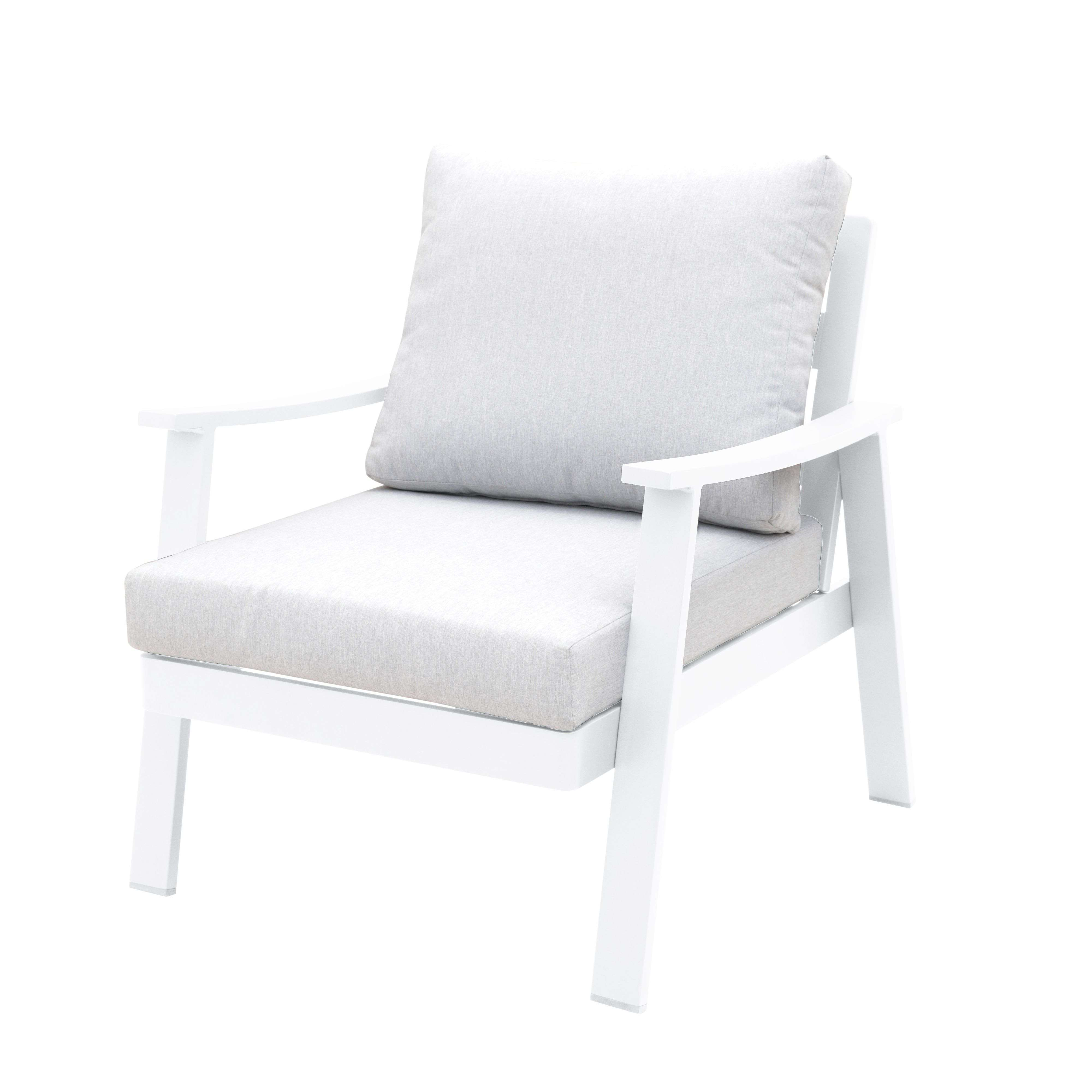 Un sillón blanco con cojines gris claro, aislado sobre fondo blanco.