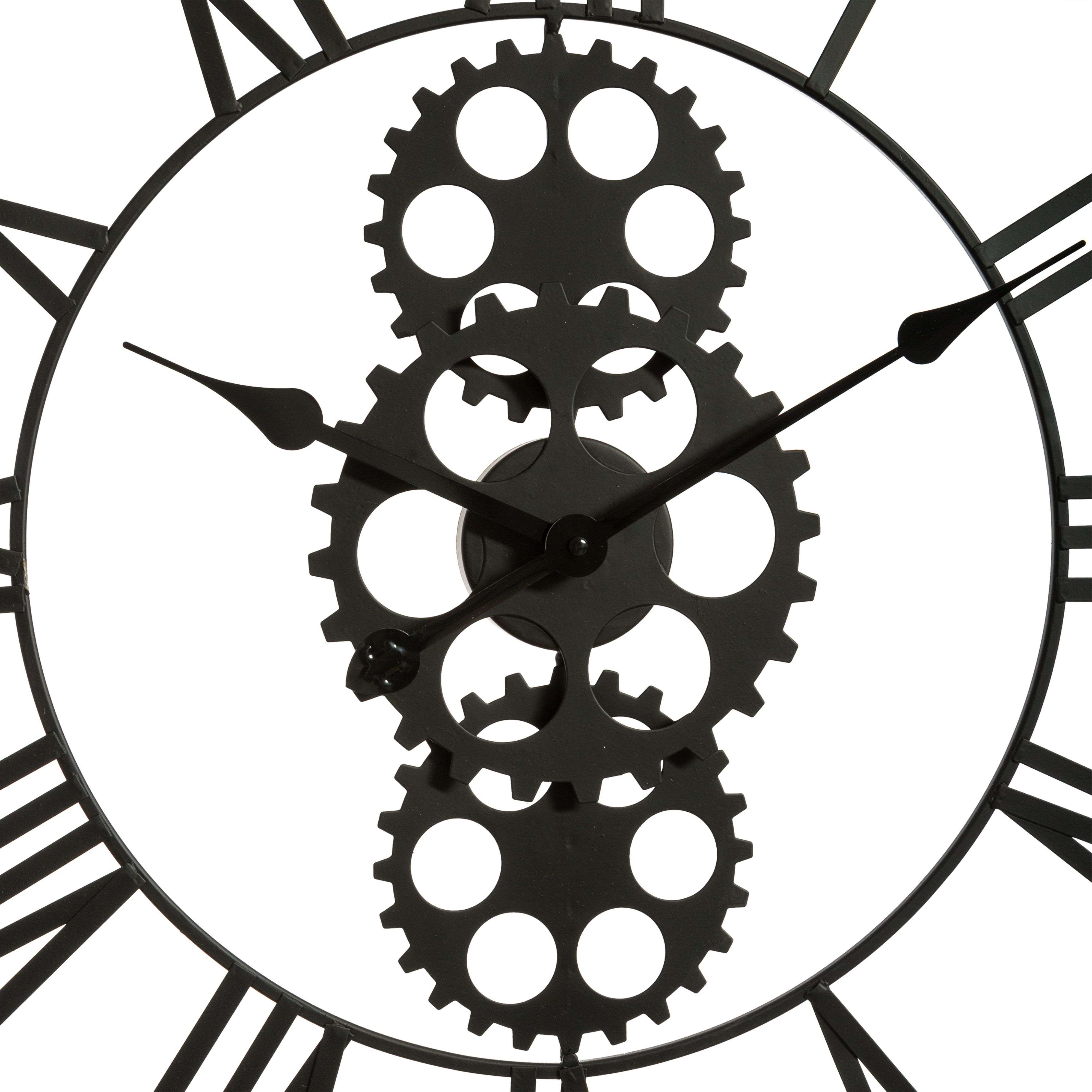 Un reloj de pared negro con números romanos y engranajes.
