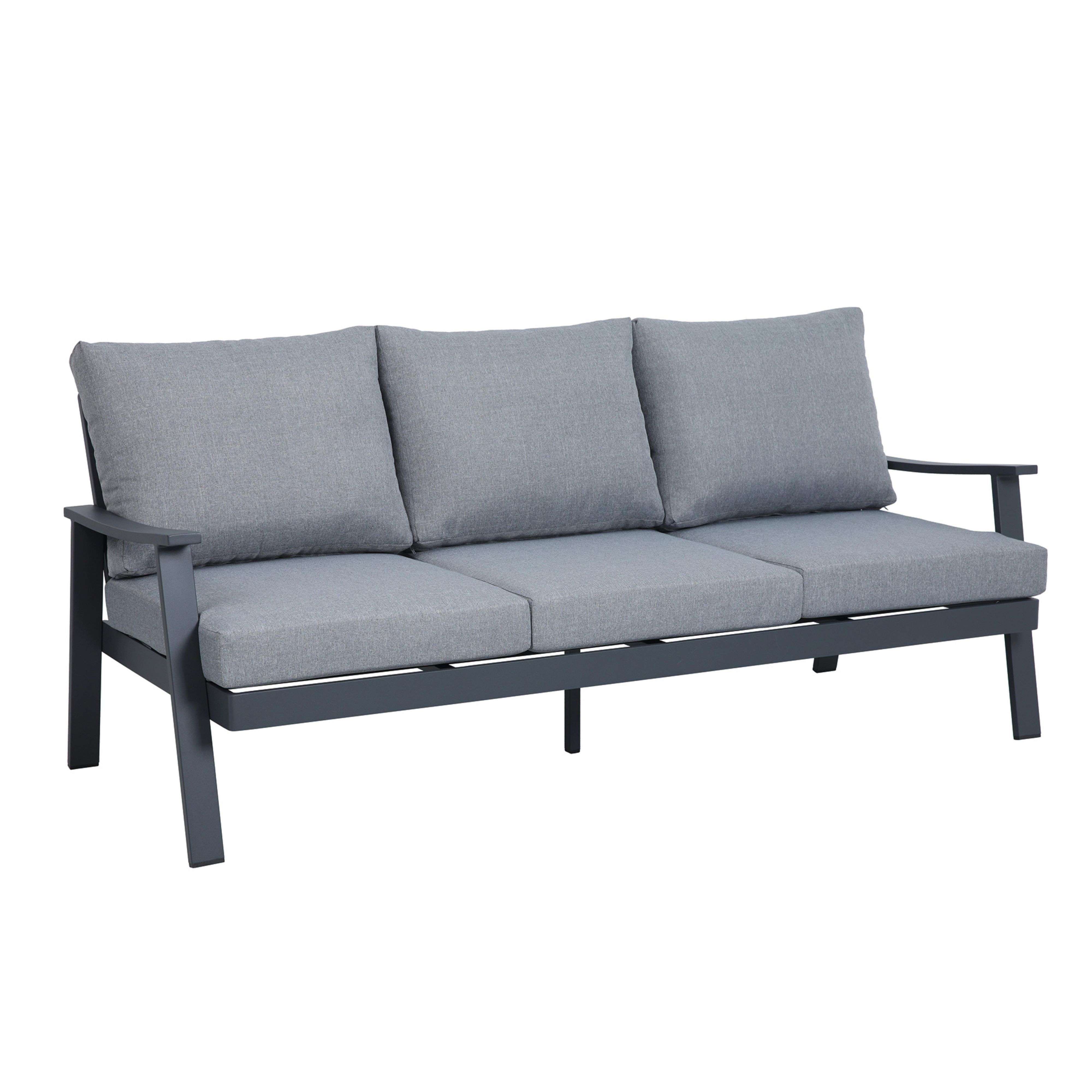 Sofá gris para exterior con tres cojines de asiento y tres de respaldo.