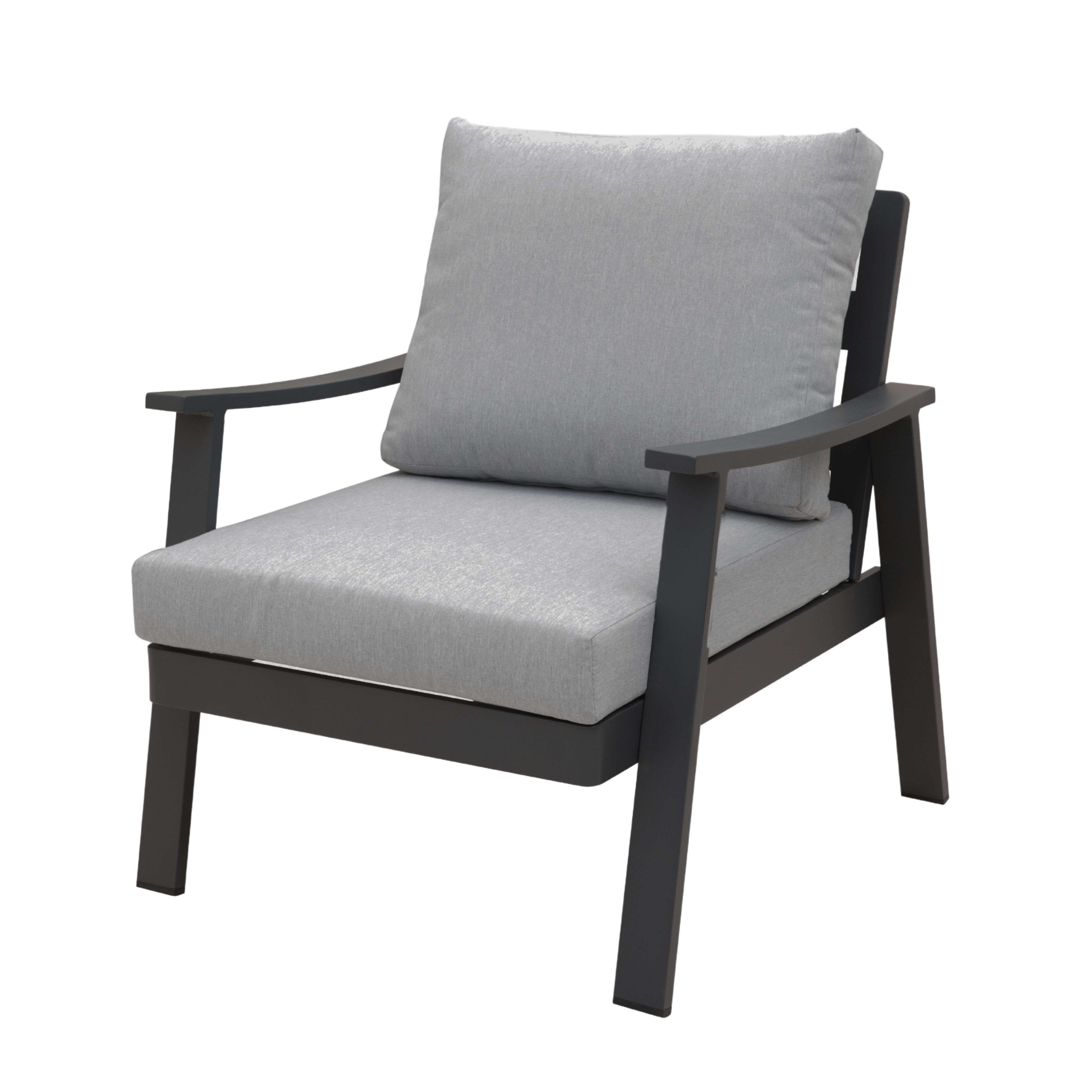 Un sillón gris con marco oscuro y cojines.