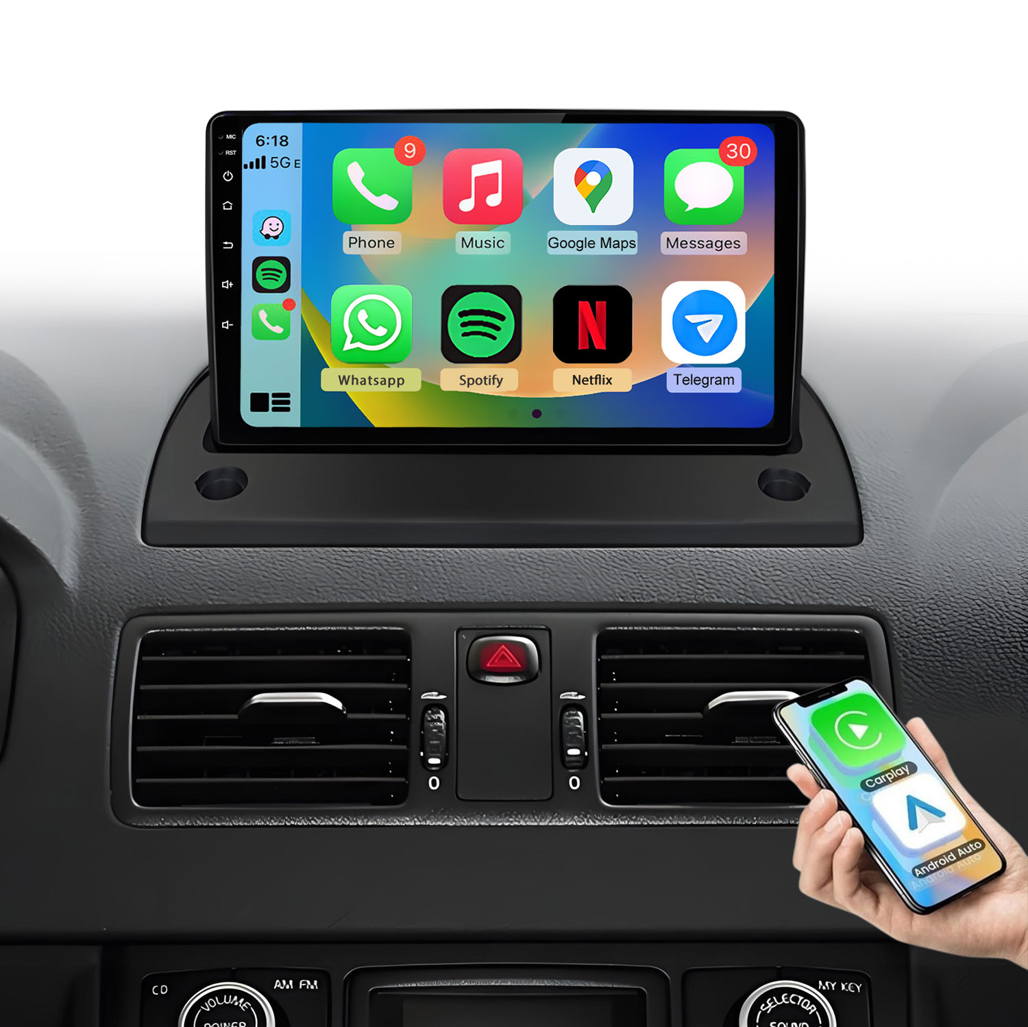 Ein Auto-Infotainment-Bildschirm zeigt Apps, eine Hand hält ein Smartphone mit CarPlay/Android Auto.