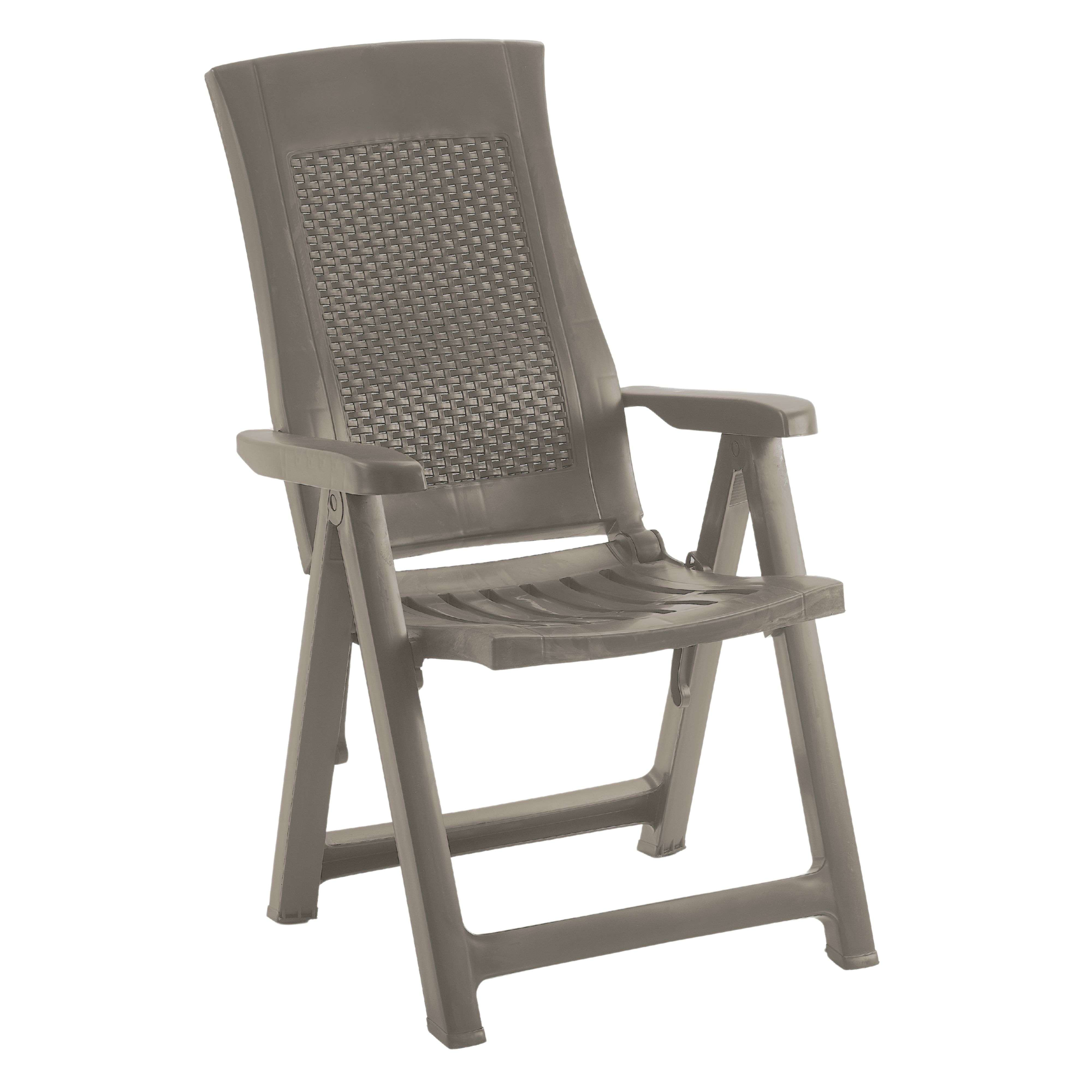 Una tumbona plegable de plástico gris con reposabrazos y patrón tejido en el respaldo.