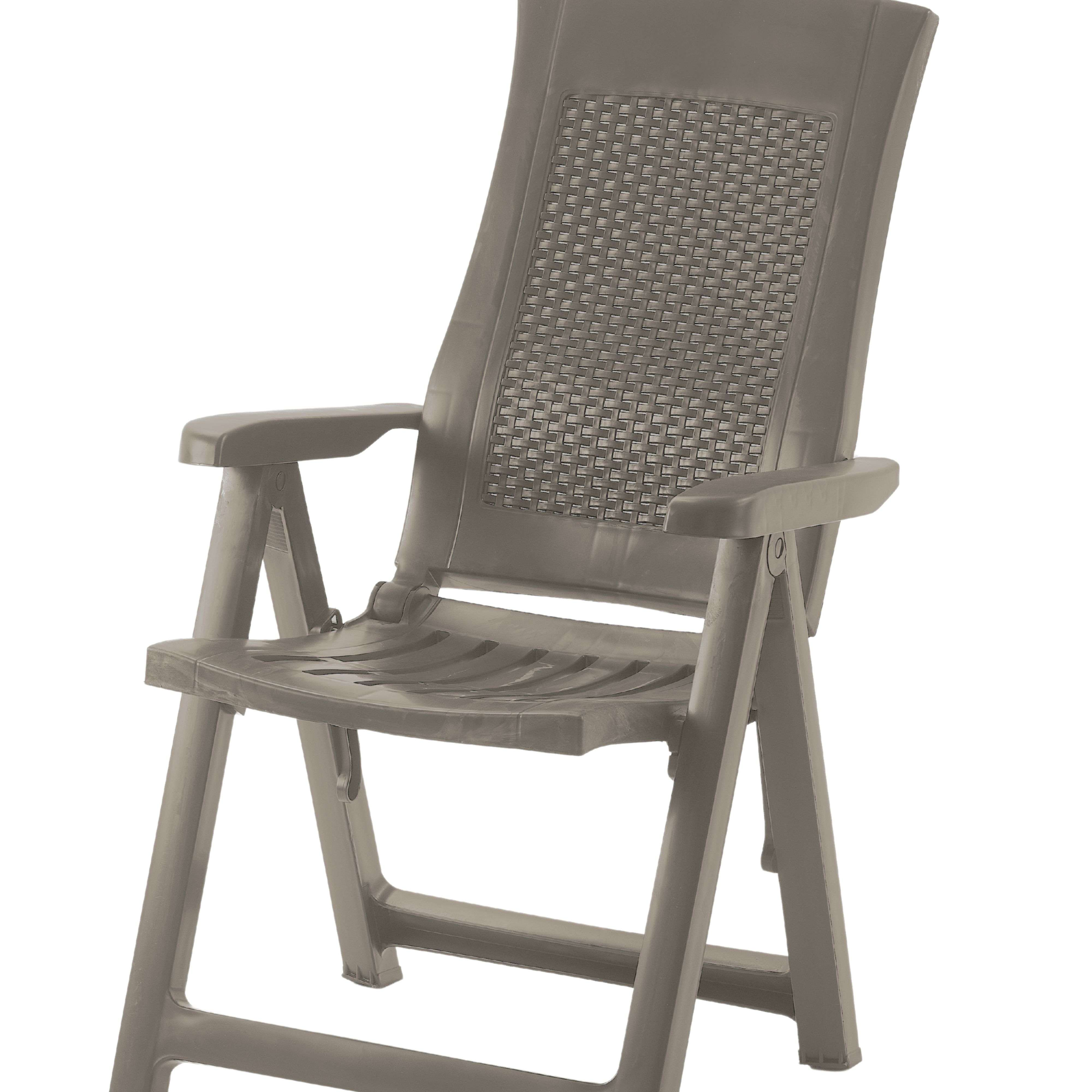Silla de plástico gris con reposabrazos y patrón tejido en el respaldo.