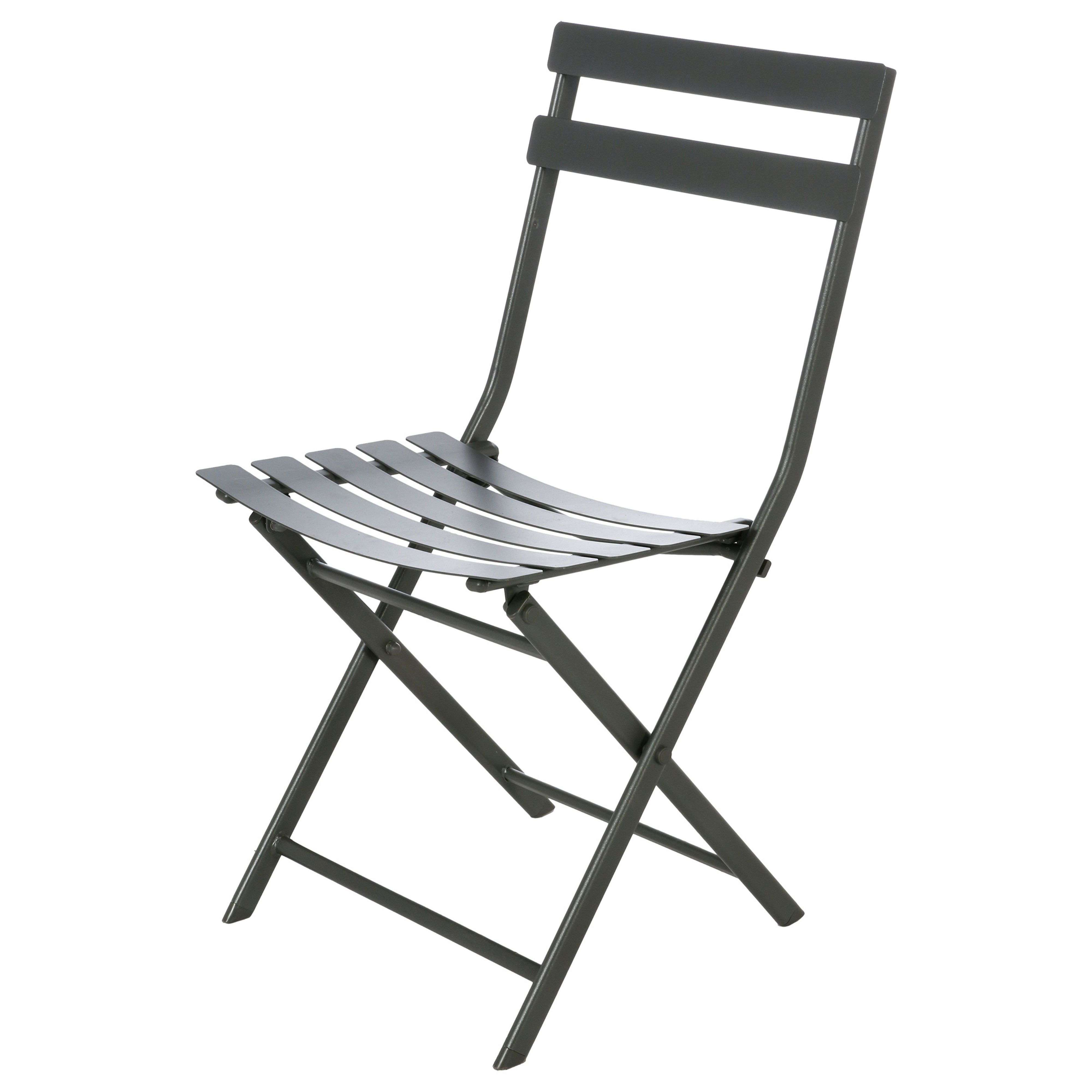 Una silla plegable de metal oscura con asiento y respaldo de listones.