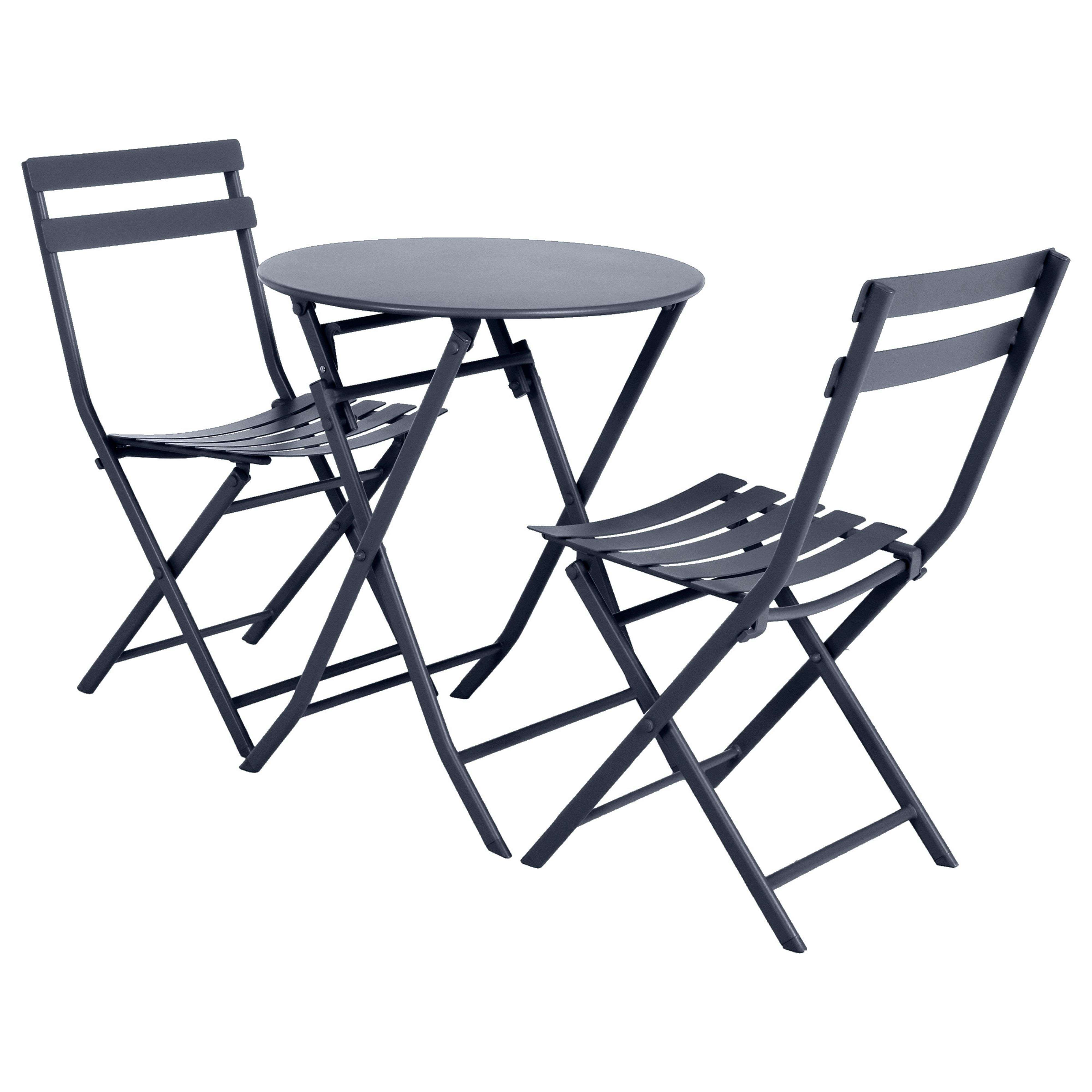 Una mesa plegable gris oscuro y dos sillas.