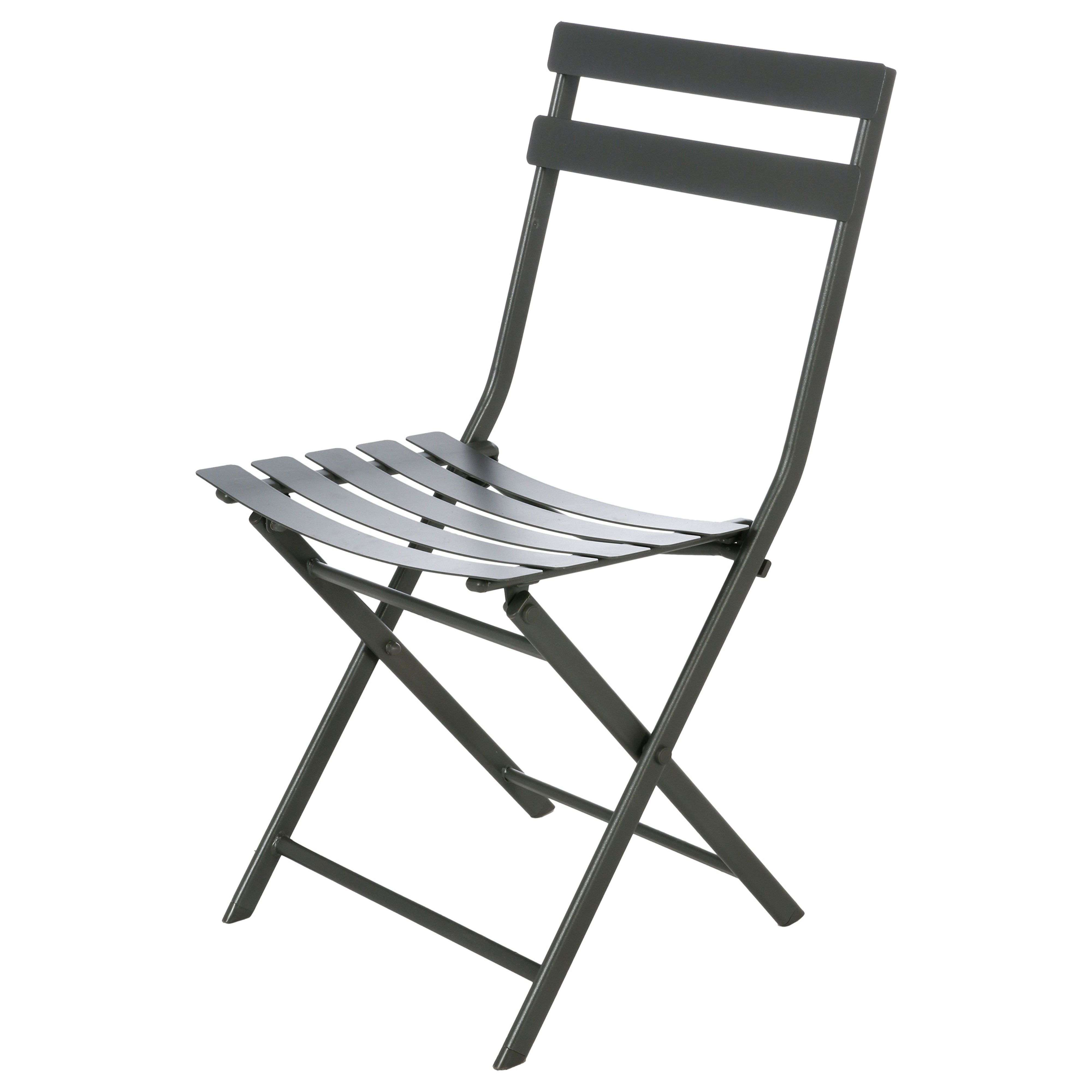 Una silla plegable de metal gris con listones horizontales en el asiento y respaldo.