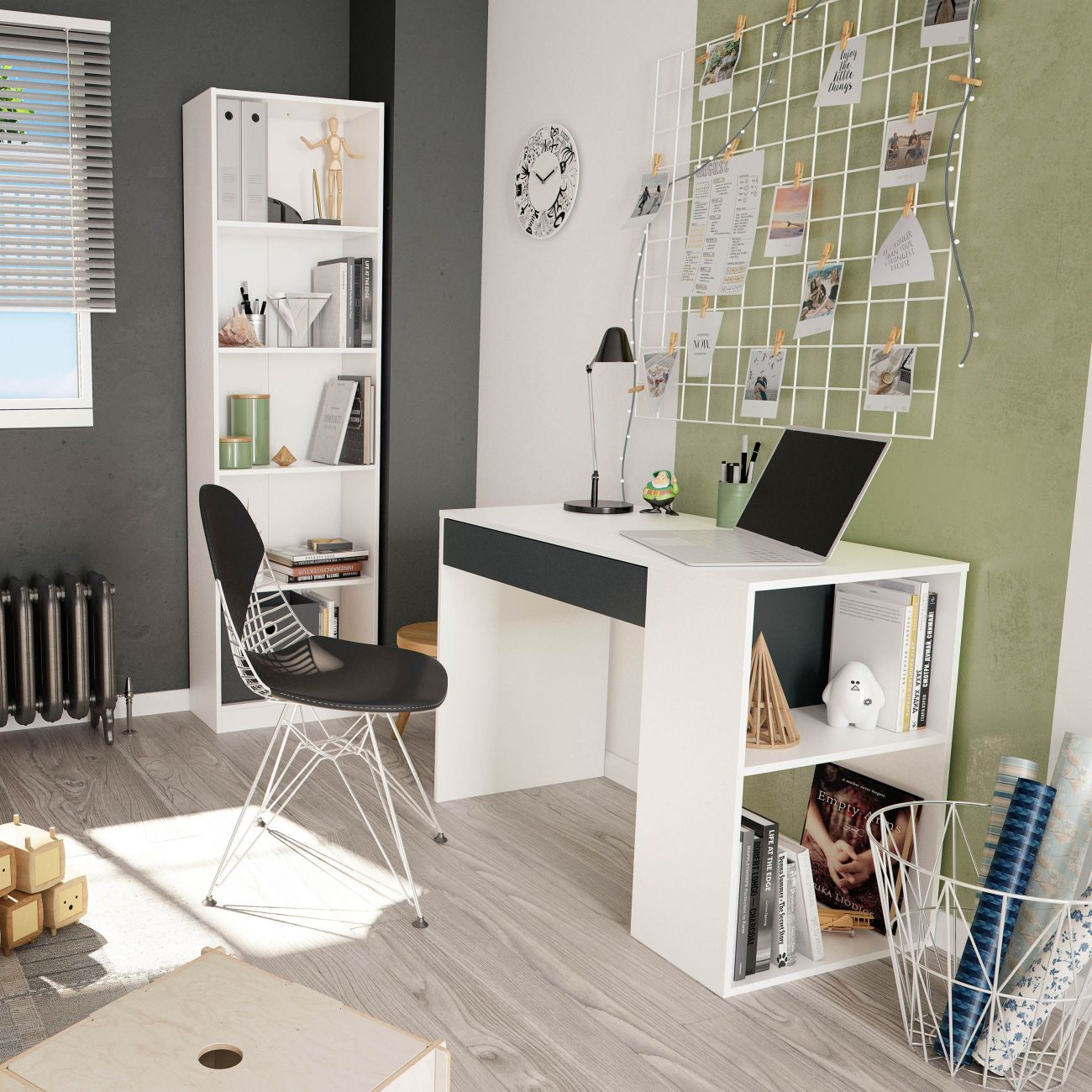 Una oficina moderna con escritorio blanco, silla negra, estantería y decoración de pared.