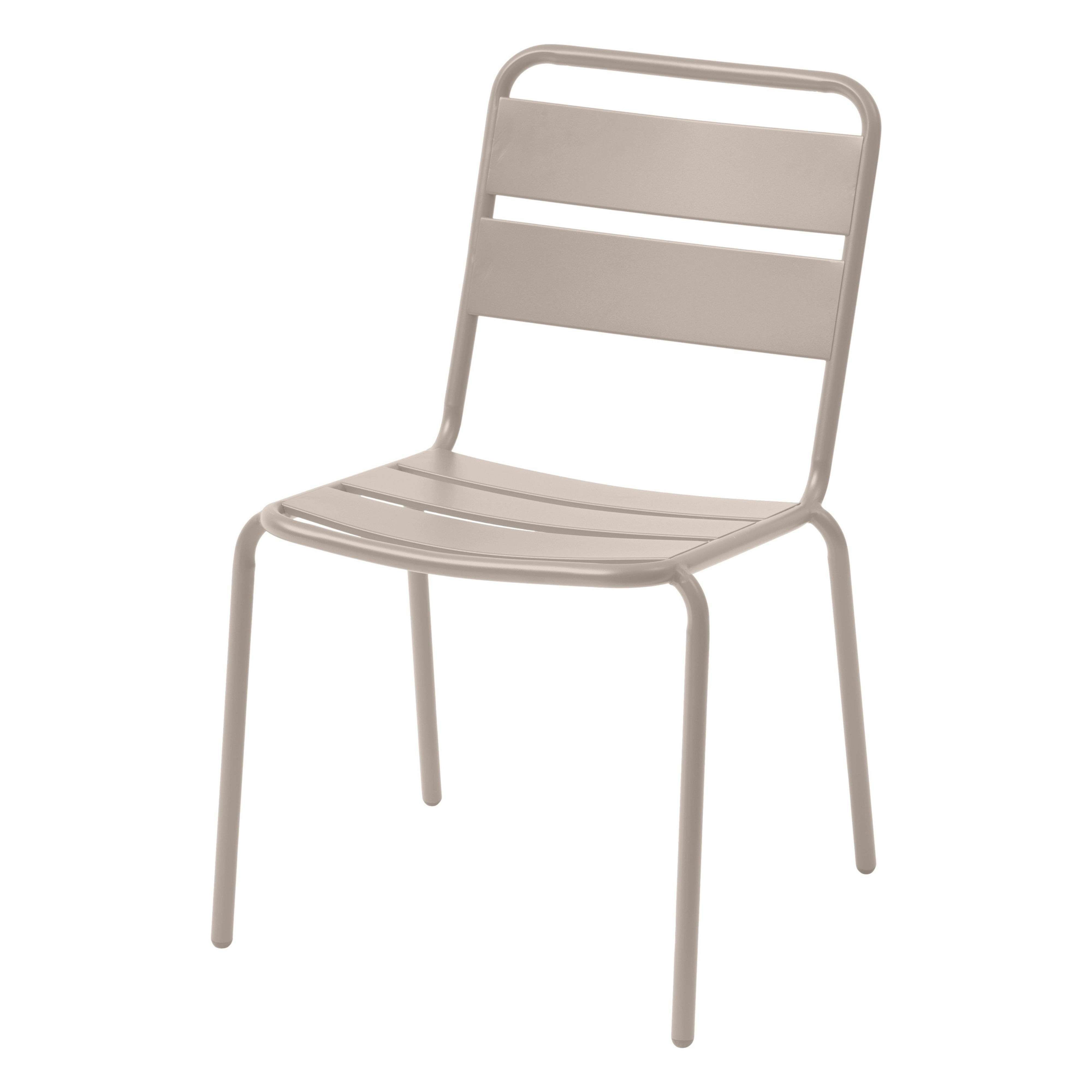 Una sencilla silla de metal color topo con asiento y respaldo de listones.