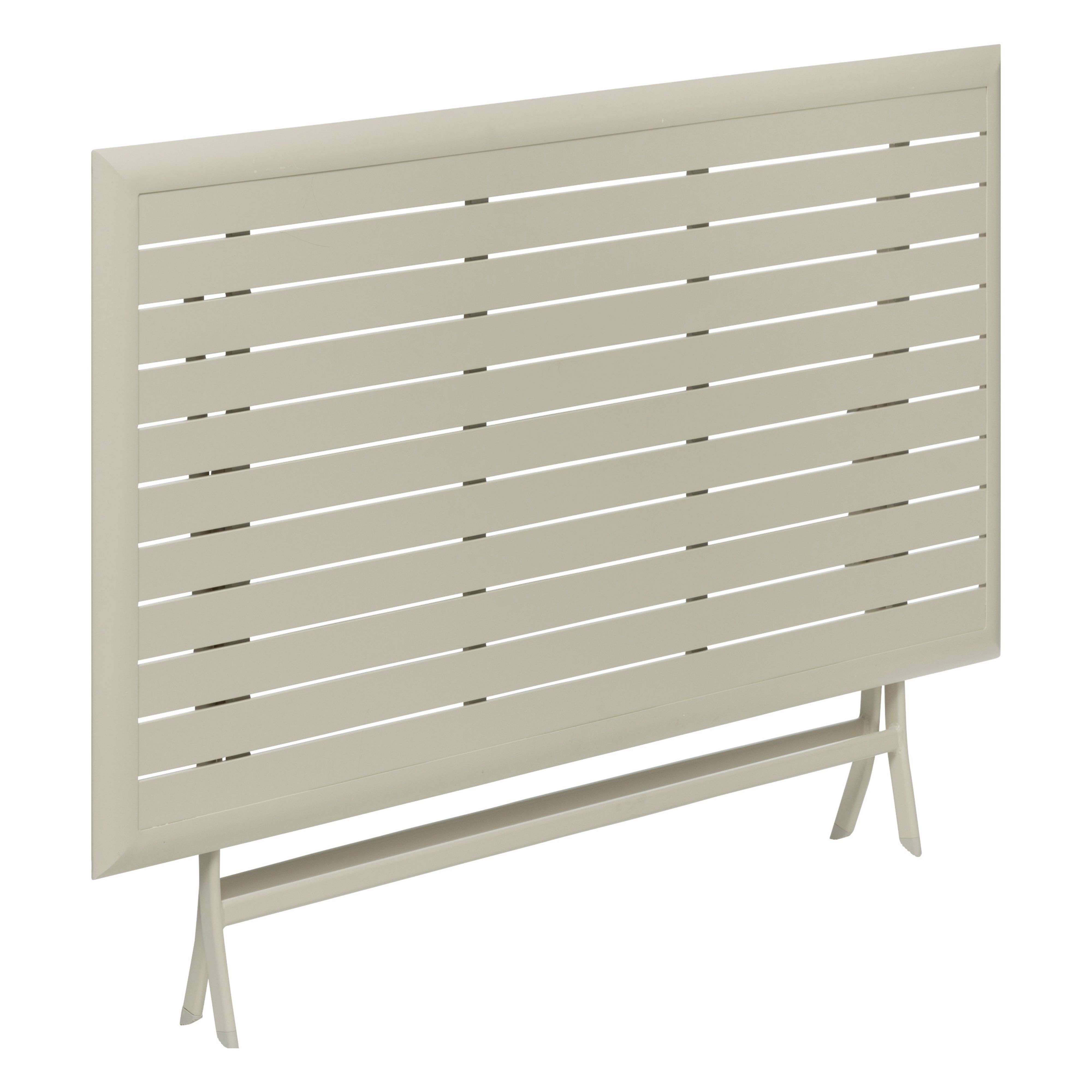 Mesa plegable beige claro con lamas horizontales y patas finas.