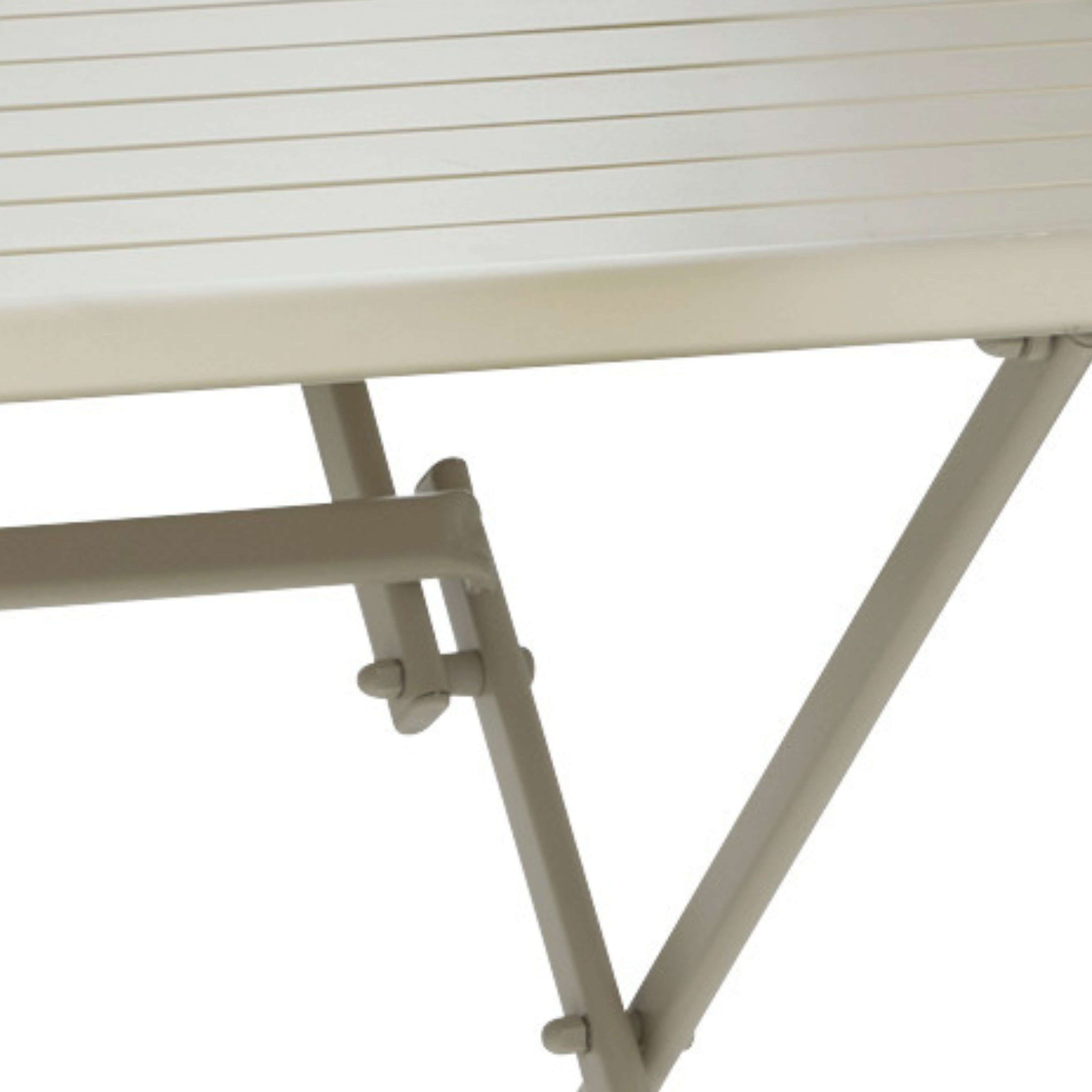 Primer plano de tablero de aluminio rayado con patas y soportes metálicos.