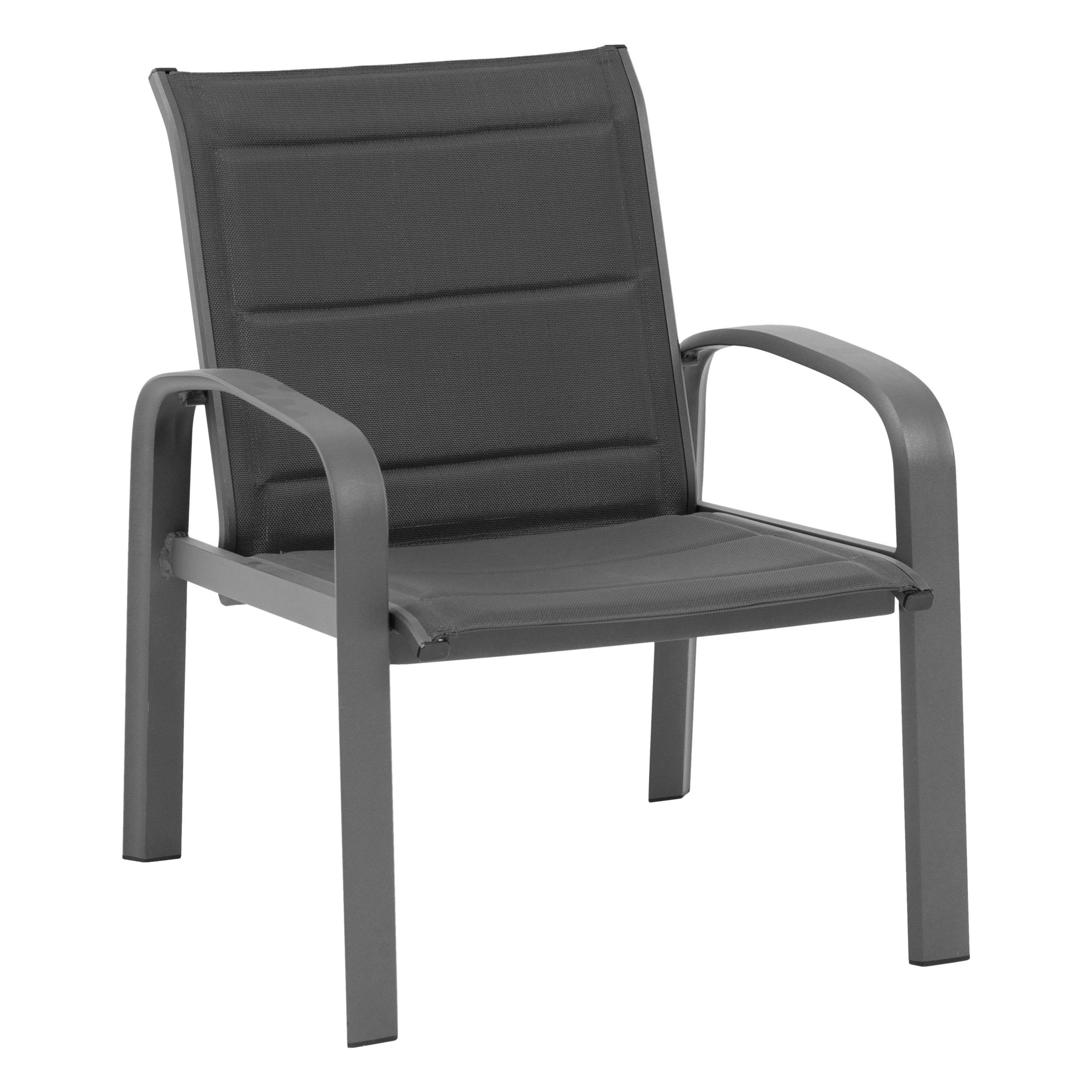 Una silla oscura con marco de metal y asiento de tela.
