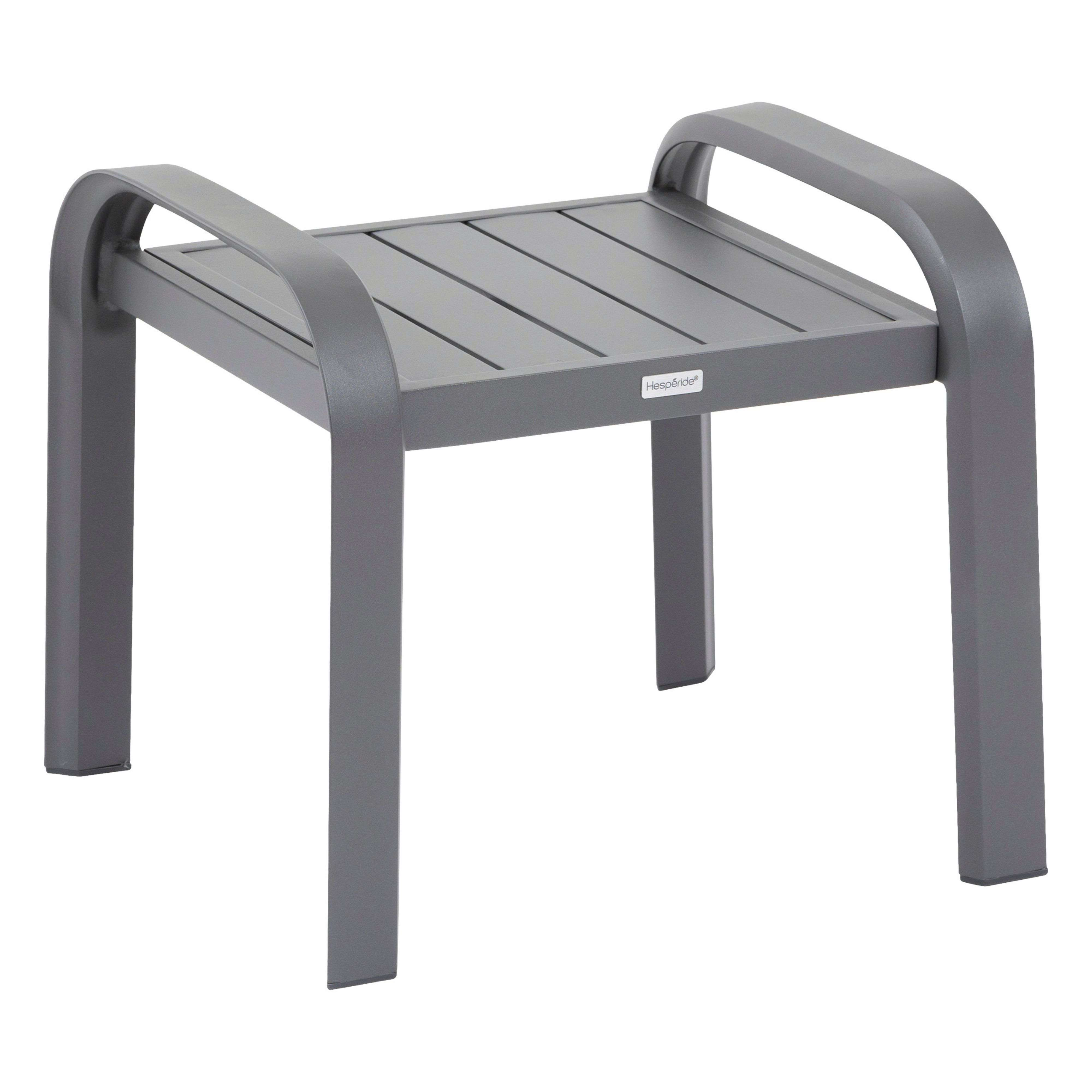 Un taburete gris con tapa de lamas y patas curvas.