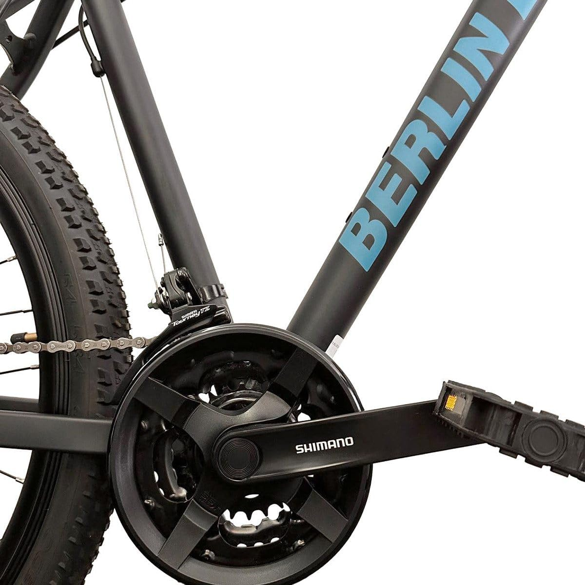 Nahaufnahme einer schwarzen Fahrradkurbelgarnitur mit Shimano-Logo und einer Pedale.