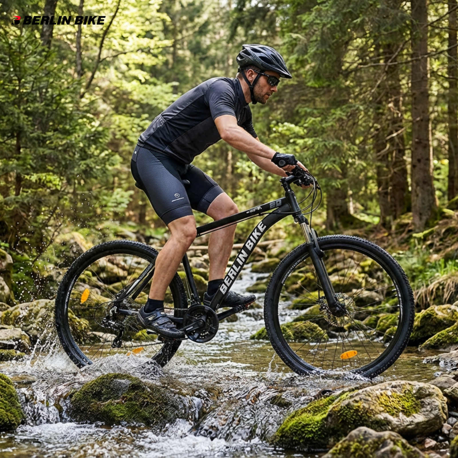 Ein Mann fährt Mountainbike durch einen Bach in einem Wald.