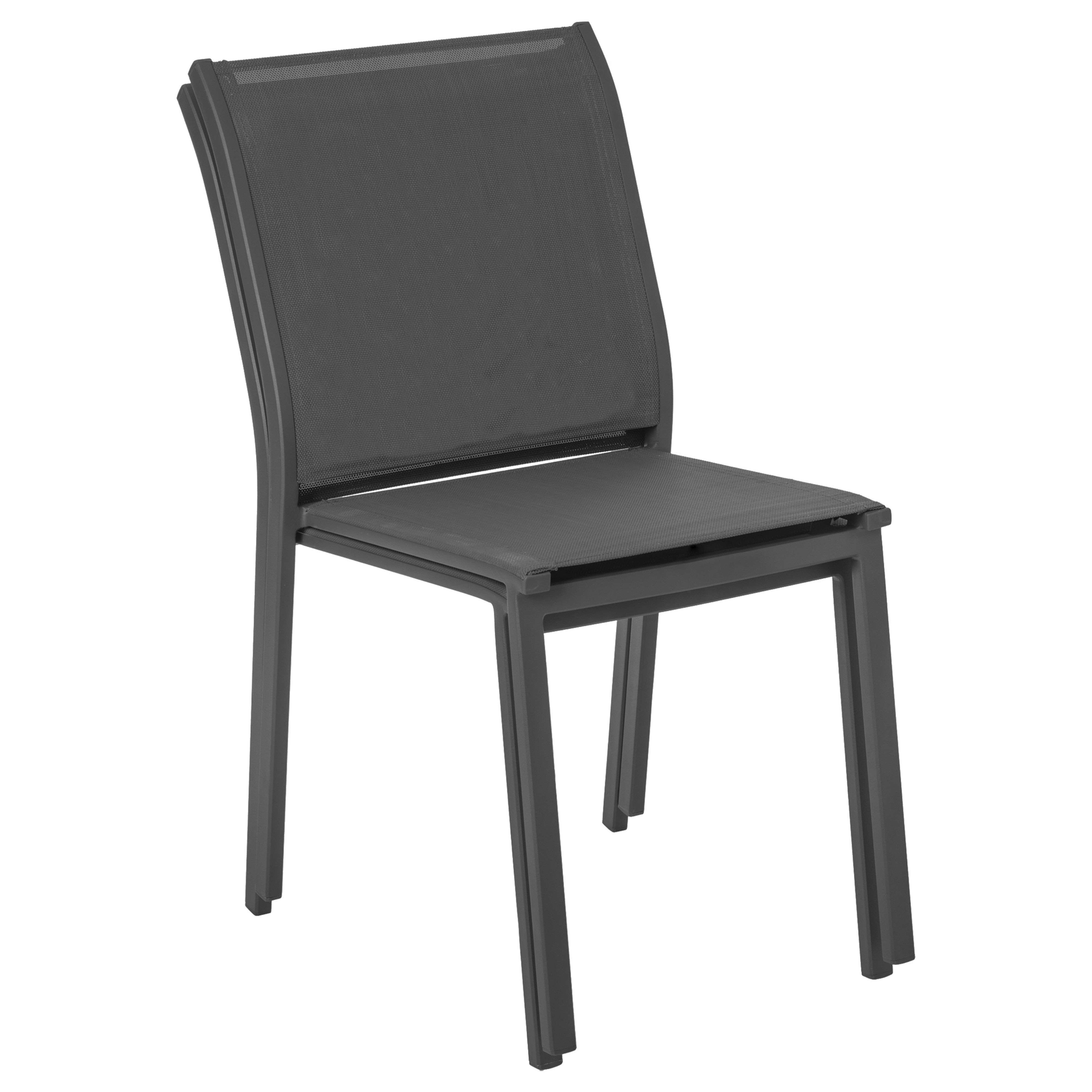 Una silla oscura con marco de metal y asiento/respaldo de tela sobre fondo blanco.