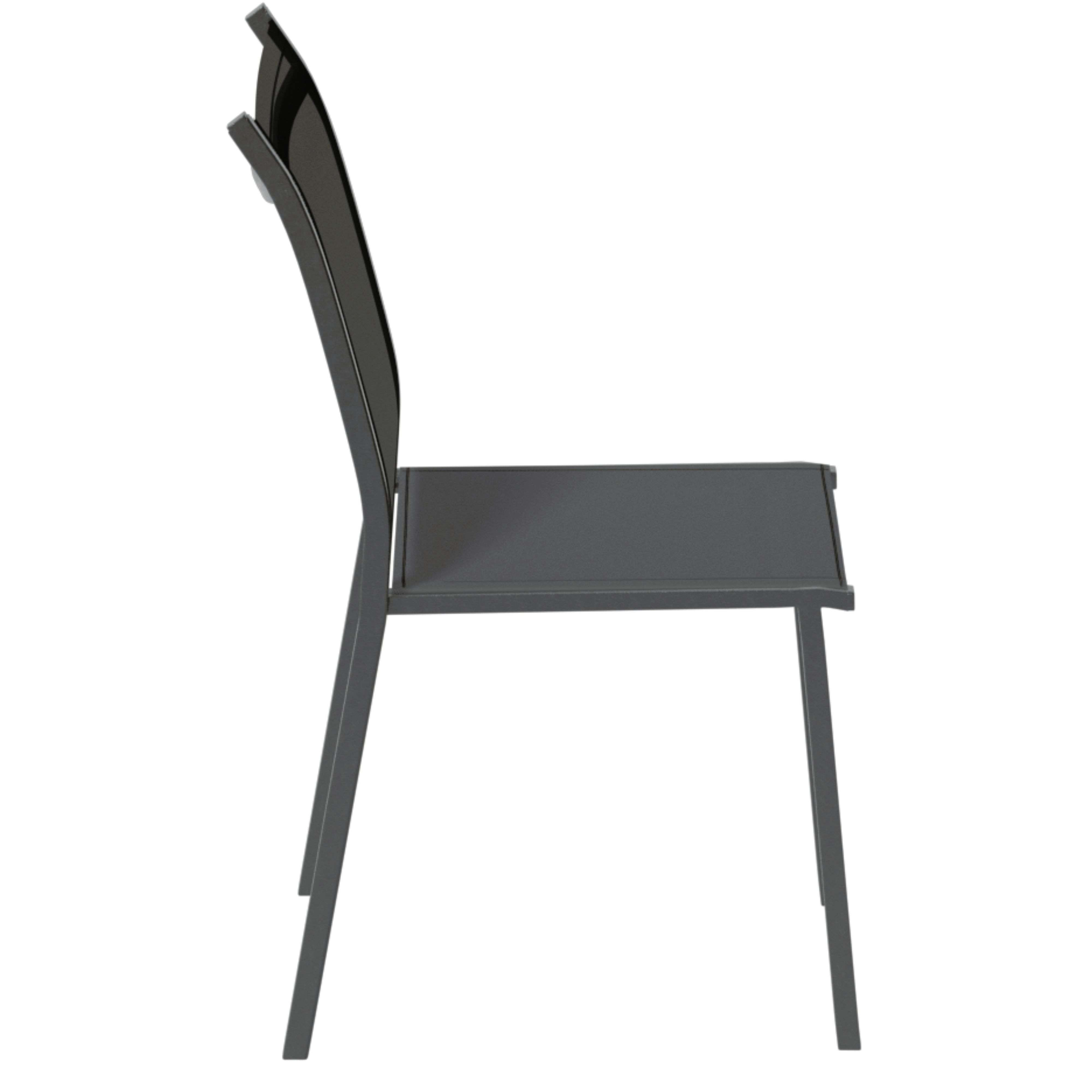 Una silla moderna oscura vista de lado, con un respaldo elegante.