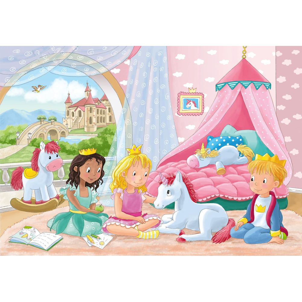 Drei Kinder mit Kronen sitzen auf einem Teppich, zwei Einhörner und ein Schloss im Hintergrund.