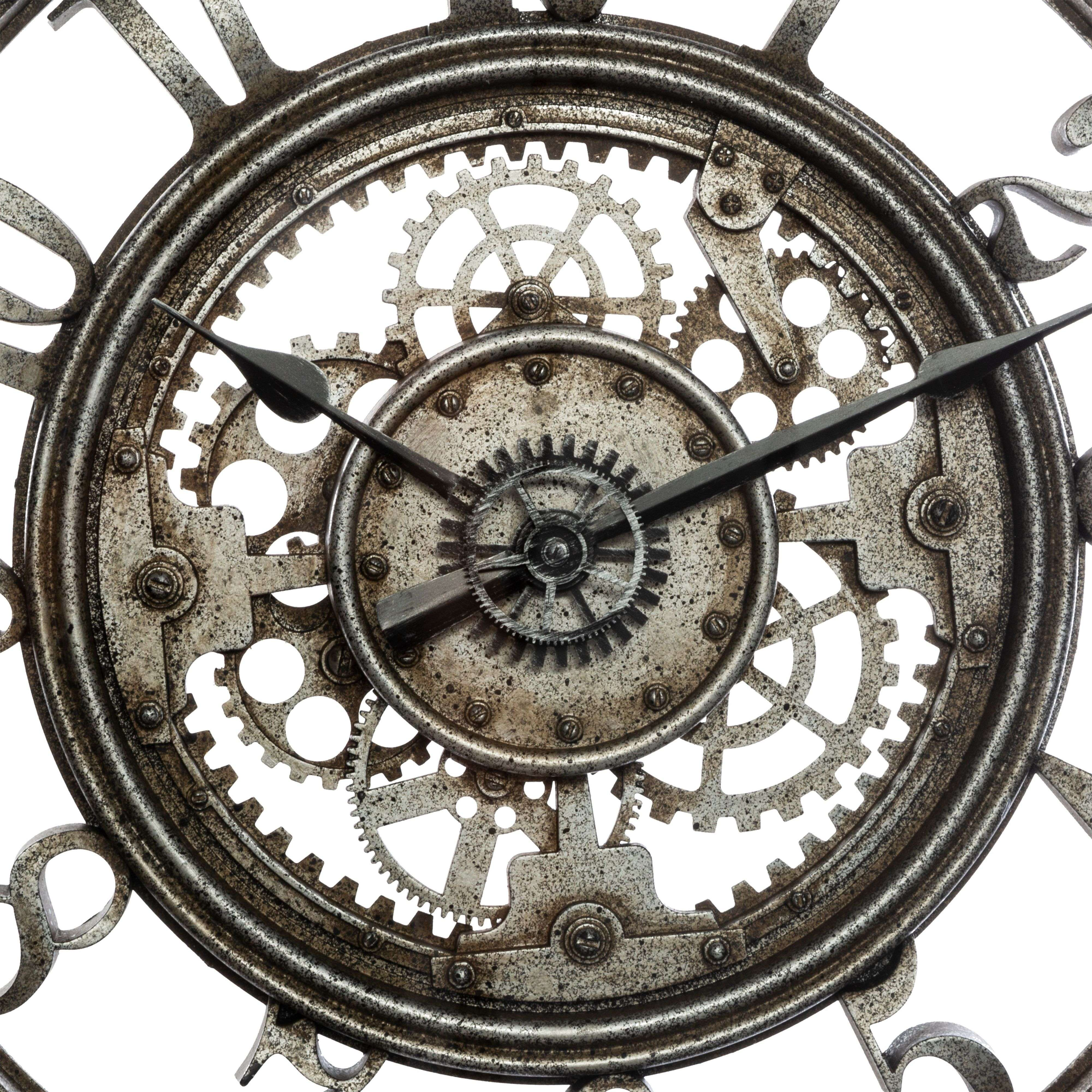 Primer plano de un reloj mecánico oxidado con engranajes y manecillas visibles.