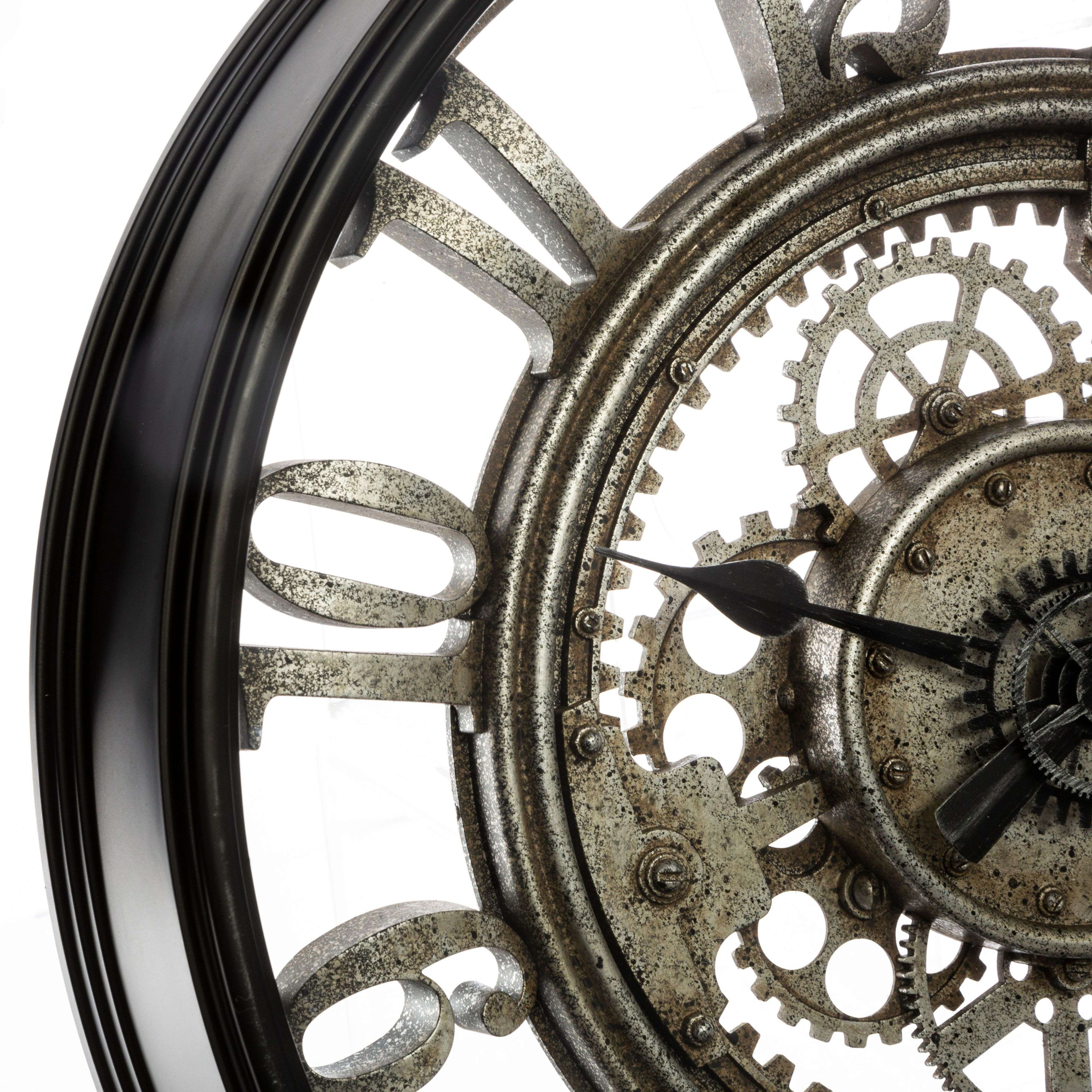Primer plano de un reloj antiguo con números romanos y engranajes visibles.