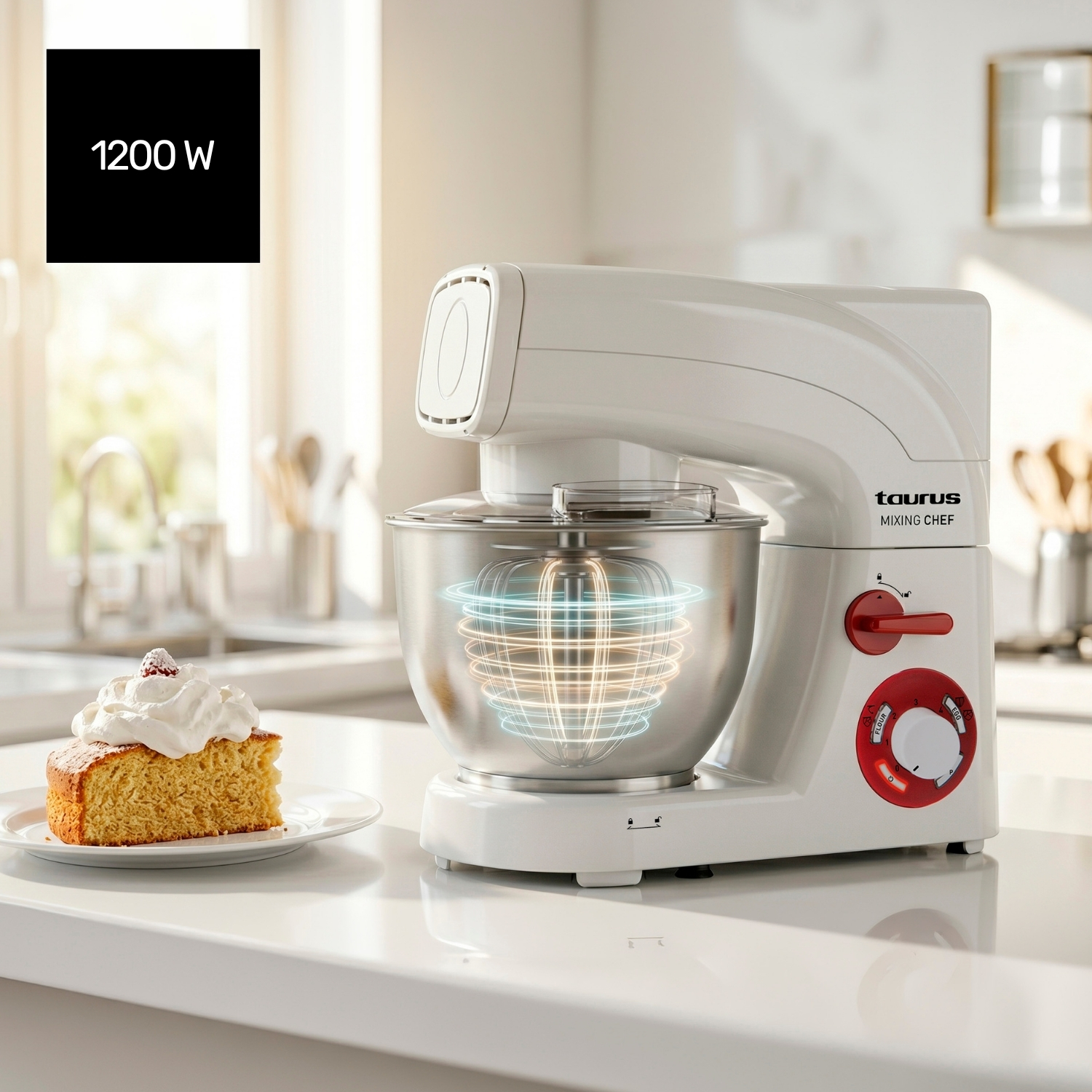Un robot de cocina blanco con bol y una rebanada de tarta con nata.