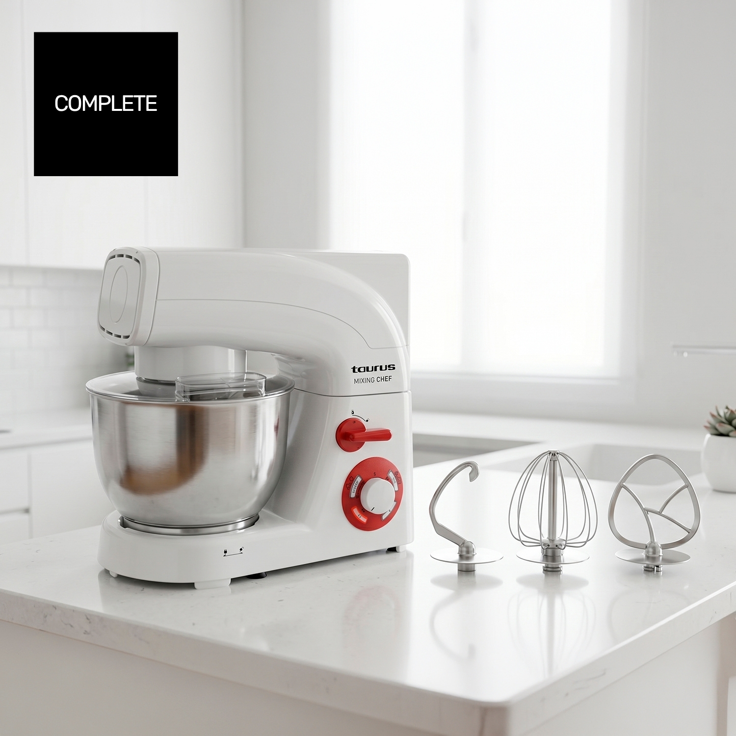 Un robot de cocina blanco con bol de metal y tres accesorios al lado.
