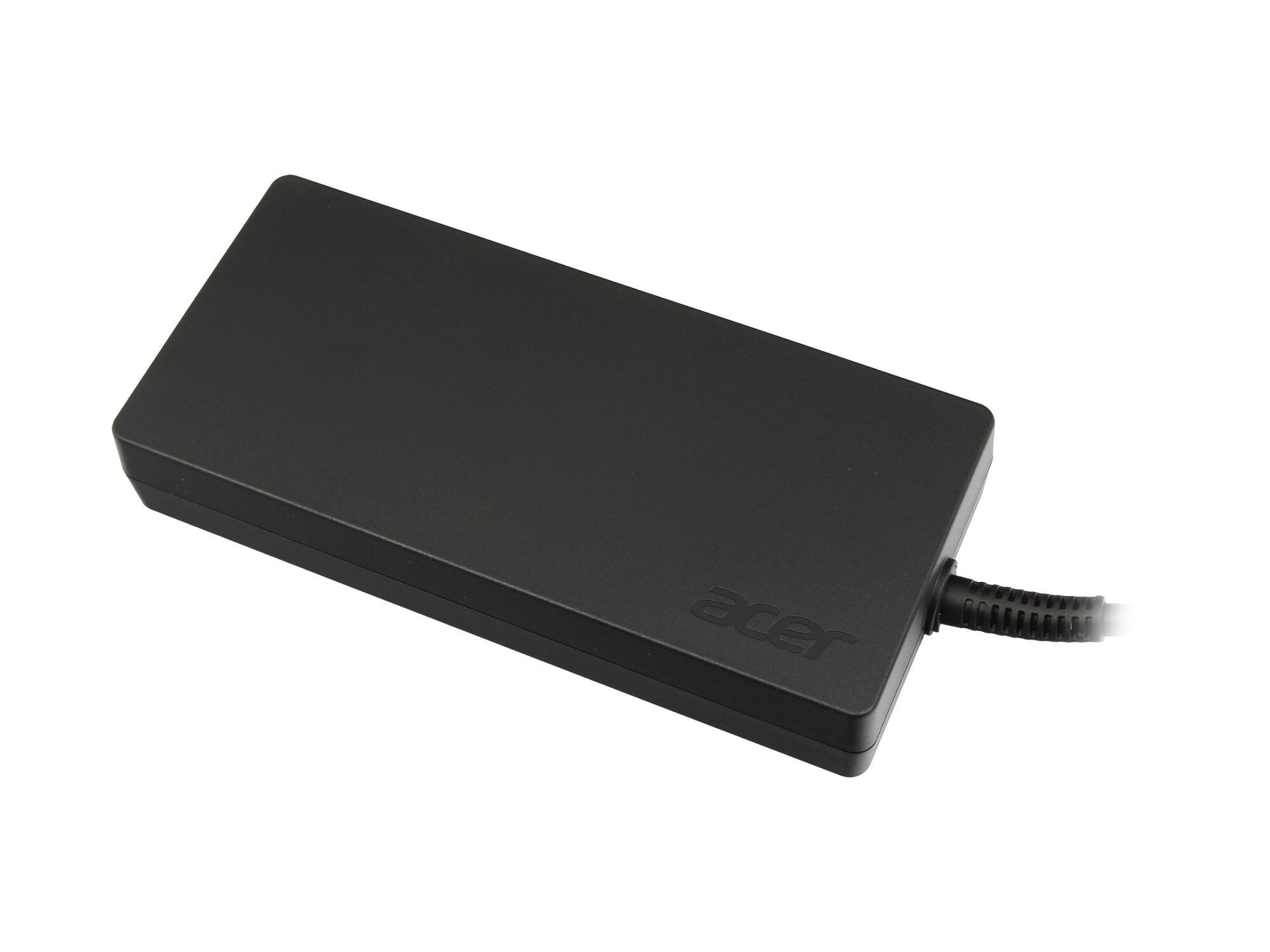 Ein schwarzer Acer Laptop-Netzteil mit Kabel, auf weißem Hintergrund.