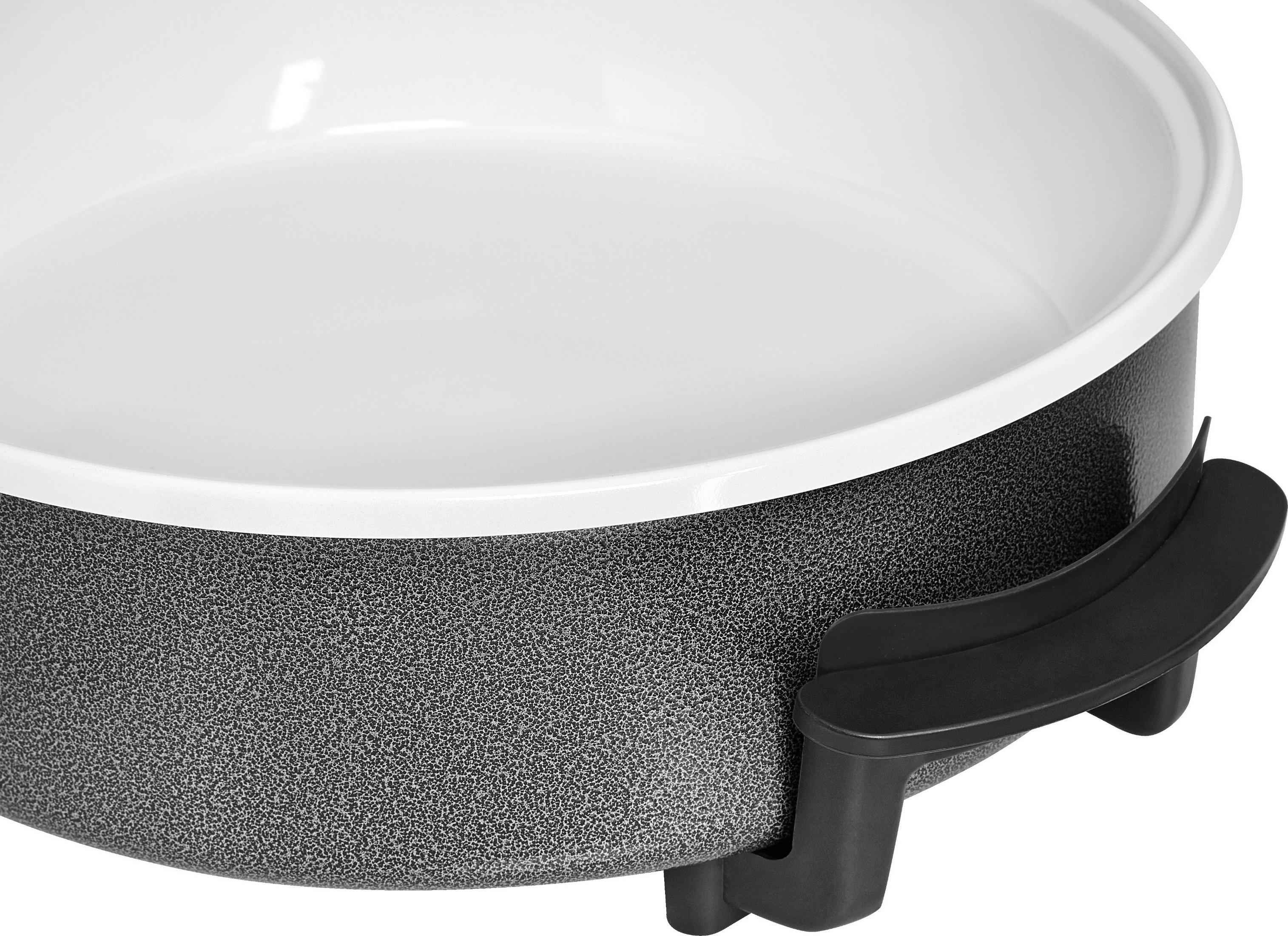 Zbliżenie na patelnię elektryczną z białym wnętrzem i szarym, nakrapianym zewnętrzem.