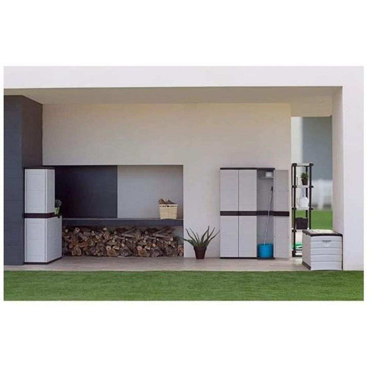 Tres armarios grises de plástico, leña, una cesta, una planta y un cubo azul.