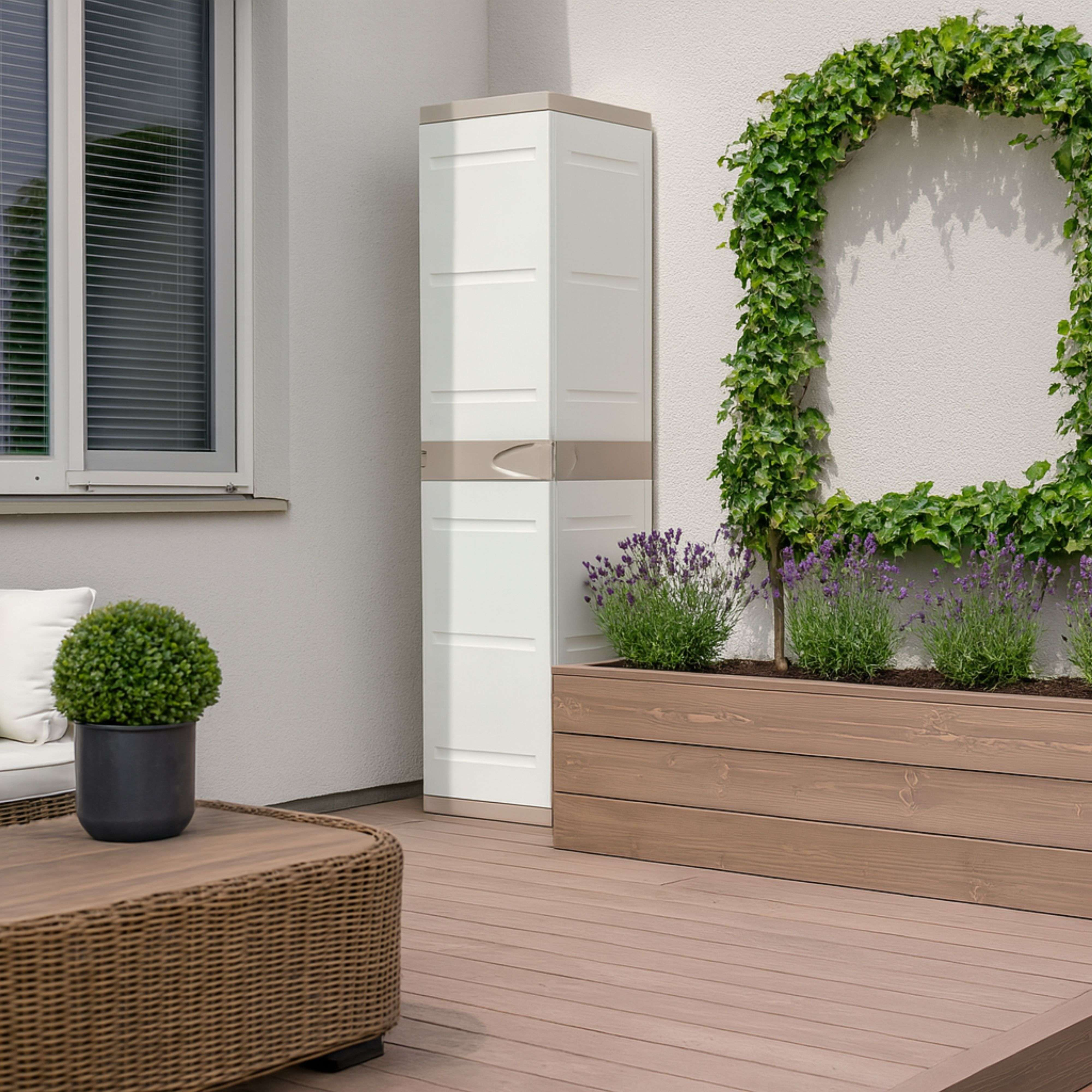 Un armario blanco de almacenamiento está en una terraza de madera junto a una jardinera con lavanda.