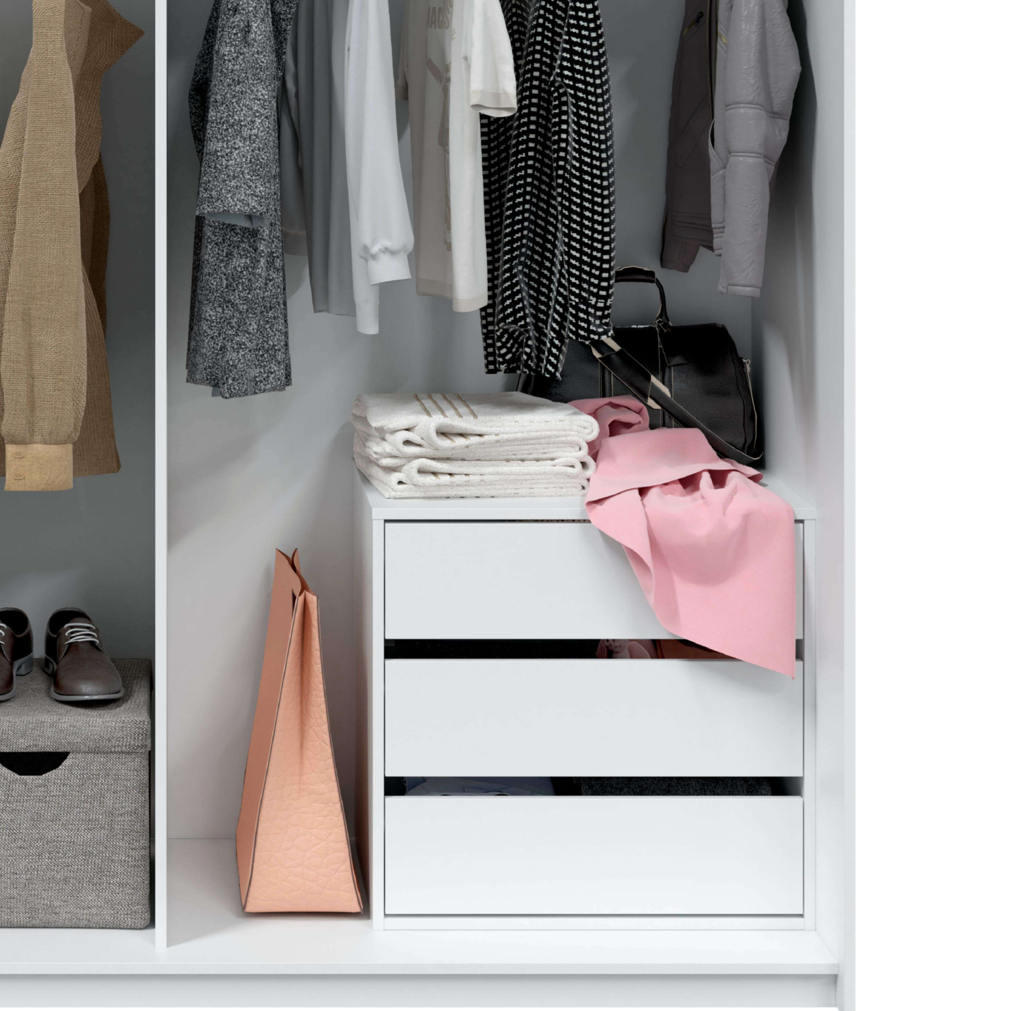 Un armario blanco abierto con ropa, bolsos y zapatos.