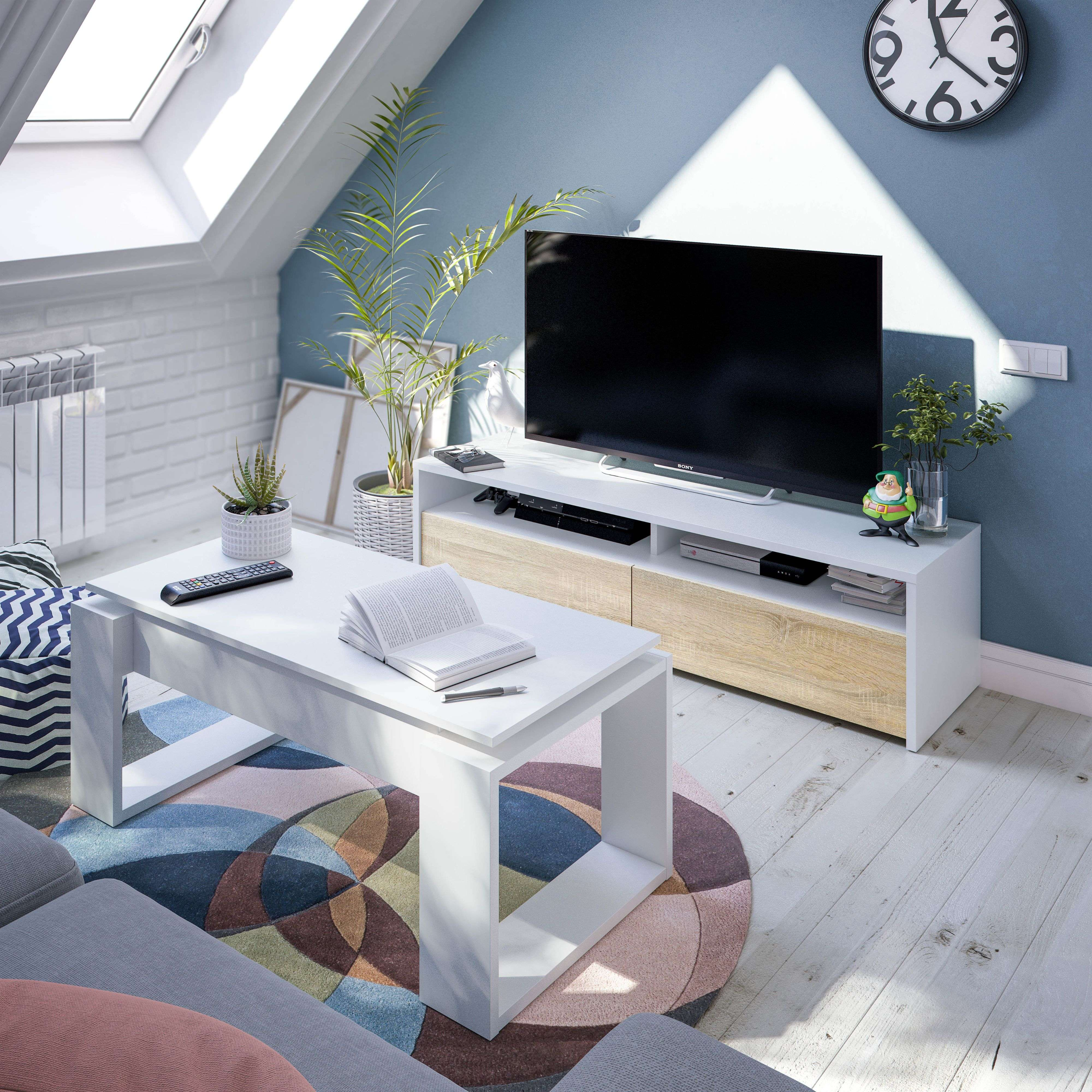 Una sala de estar con sofá, mesa de centro, TV y plantas.