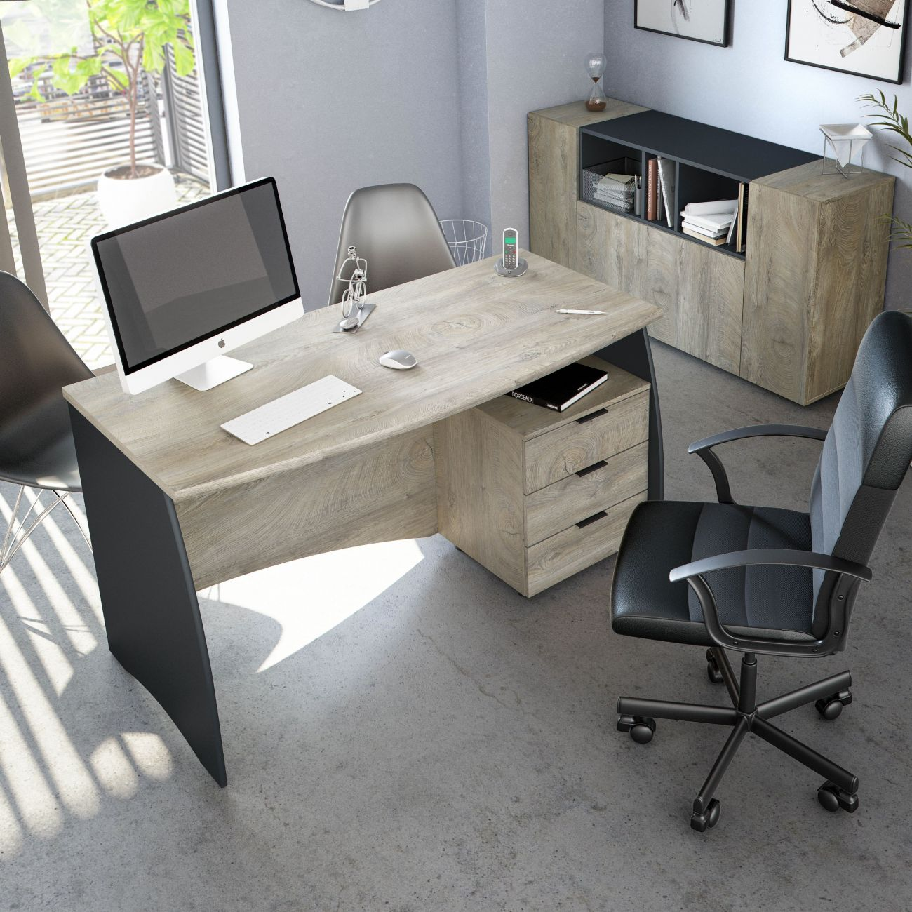 Oficina moderna con escritorio de madera clara, computadora, silla y armario. Entra luz solar.