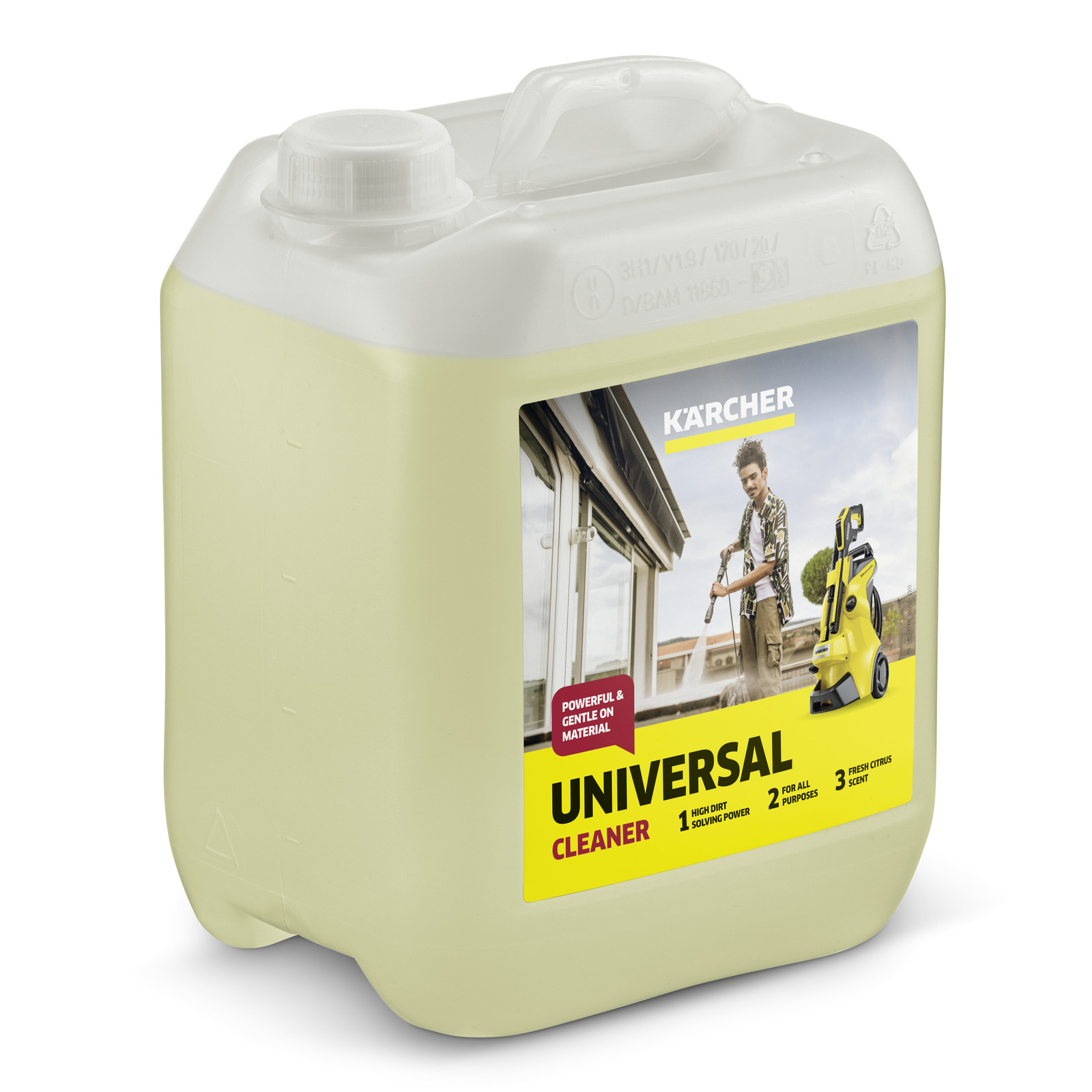 Un uomo usa un'idropulitrice accanto a un flacone di detergente universale Kärcher.