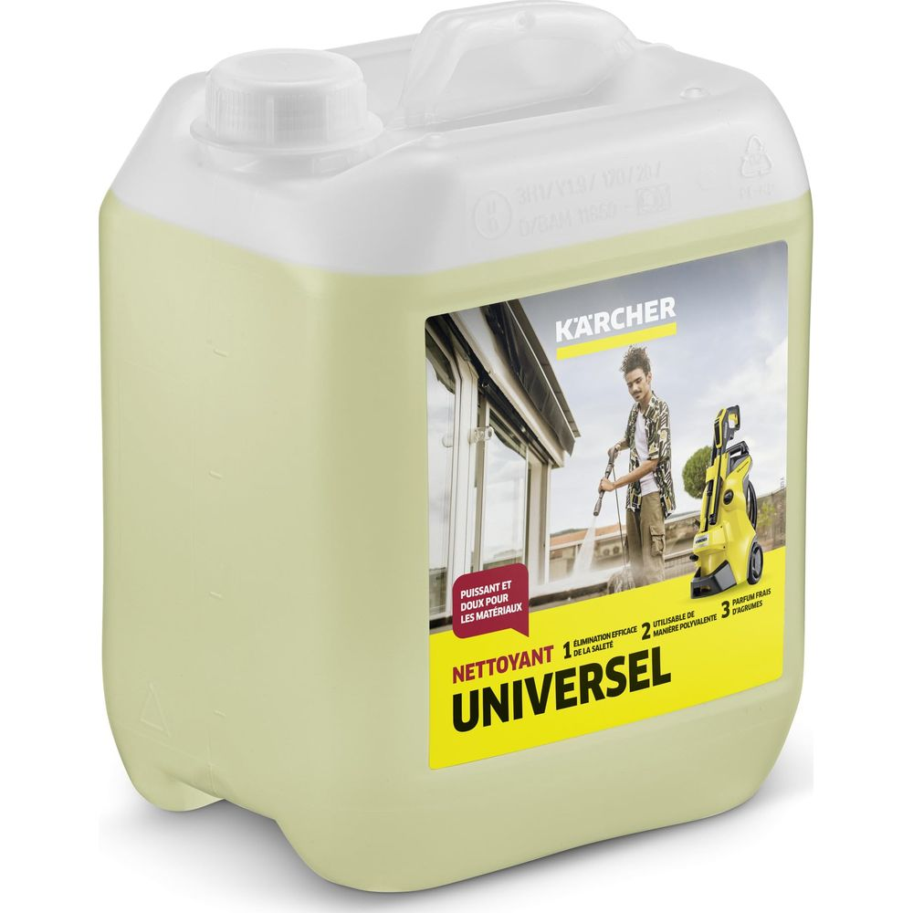 Un uomo usa un'idropulitrice Kärcher davanti a una casa.