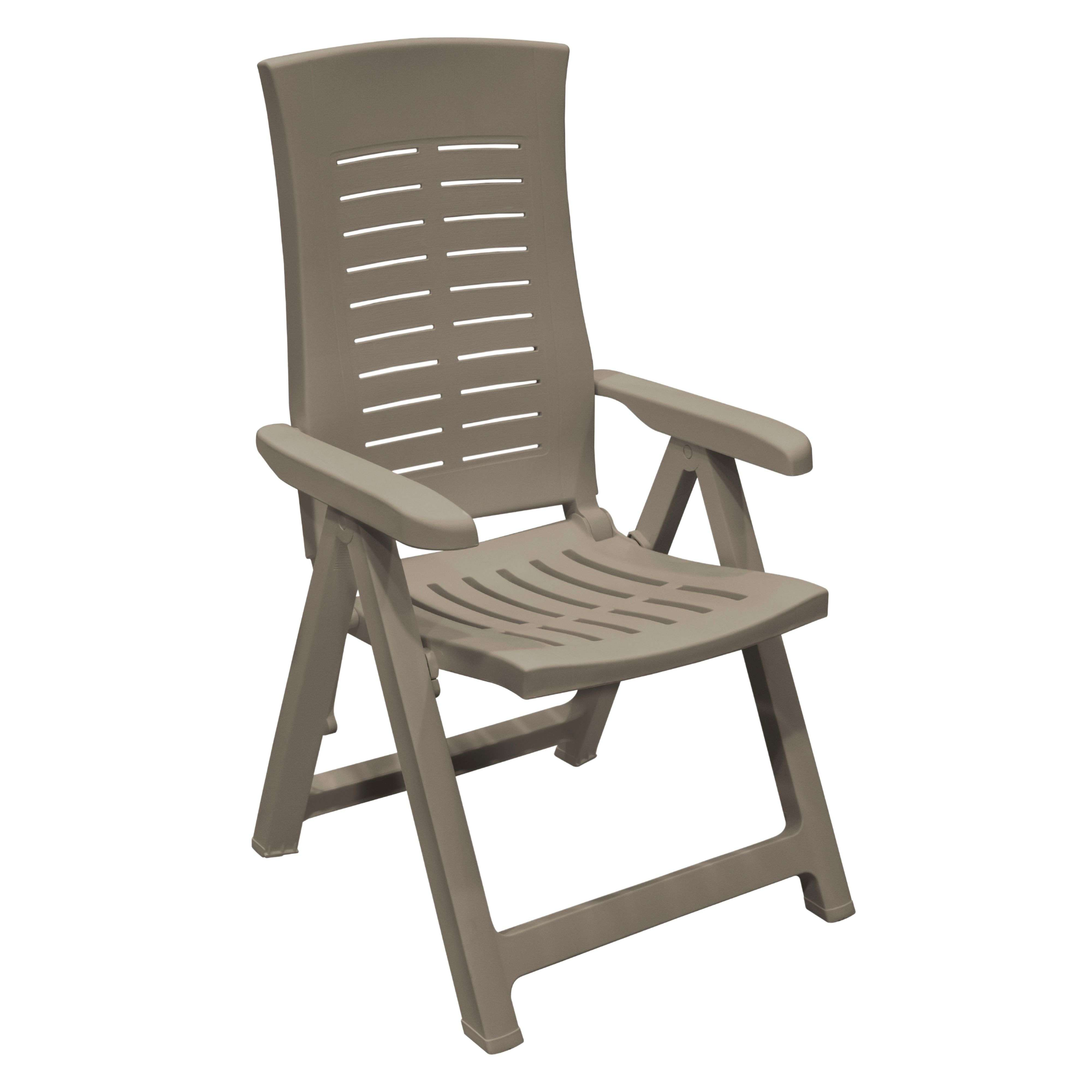 Silla plegable de plástico gris con reposabrazos y respaldo y asiento ranurados.