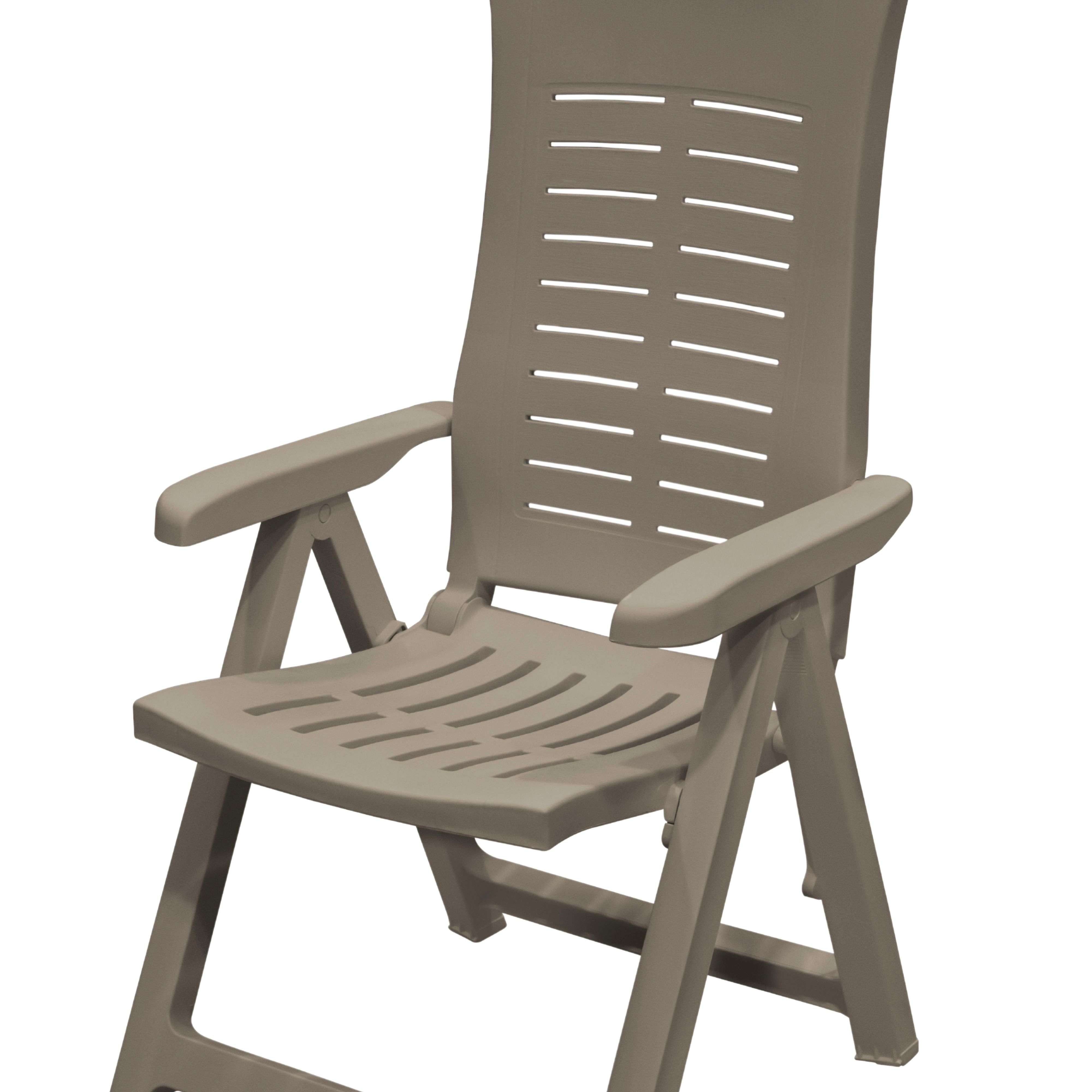 Tumbona de plástico marrón con reposabrazos y respaldo y asiento ranurados.