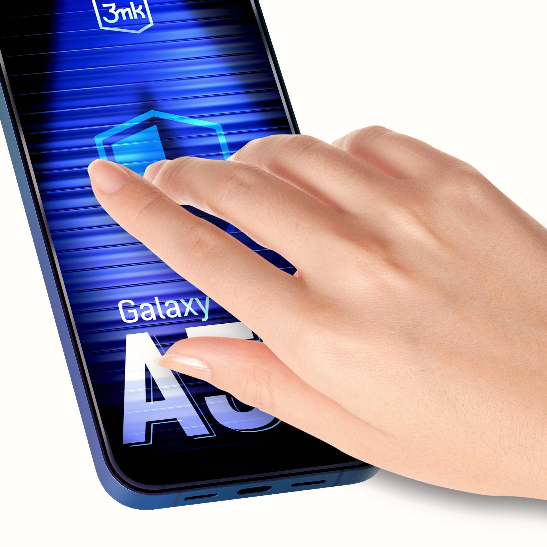 Dłoń dotyka ekranu niebieskiego smartfona z napisem 'Galaxy A5'.